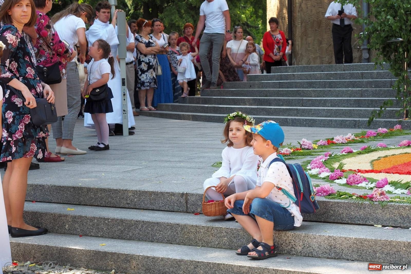 Zdjęcie w galerii na portalu naszraciborz.pl: Procesja Eucharystyczna to forma świadectwa. Boże Ciało w parafii NSPJ [FOTO i WIDEO] wiadomości z regionu