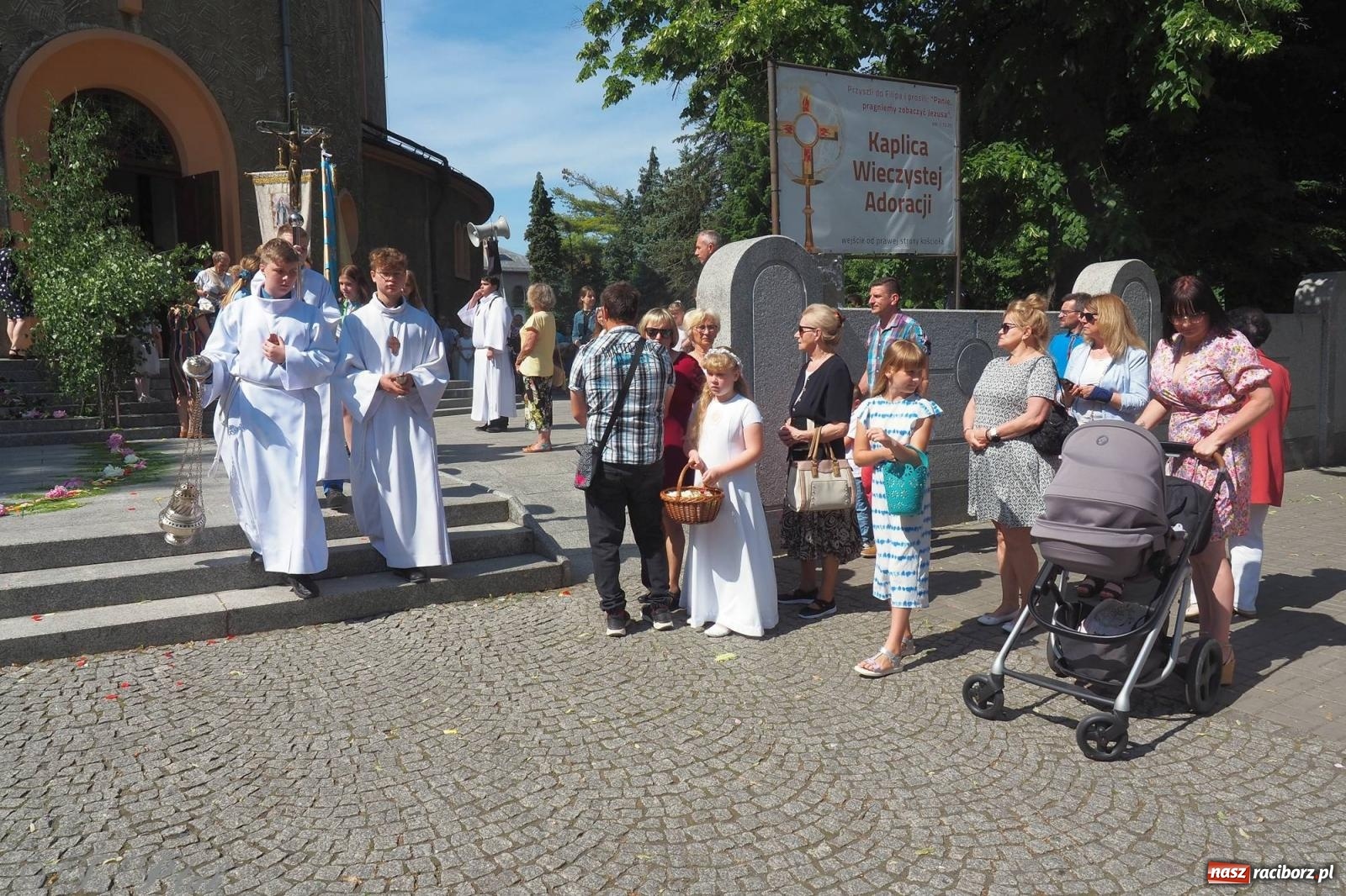 Zdjęcie w galerii na portalu naszraciborz.pl: Procesja Eucharystyczna to forma świadectwa. Boże Ciało w parafii NSPJ [FOTO i WIDEO] wiadomości z regionu