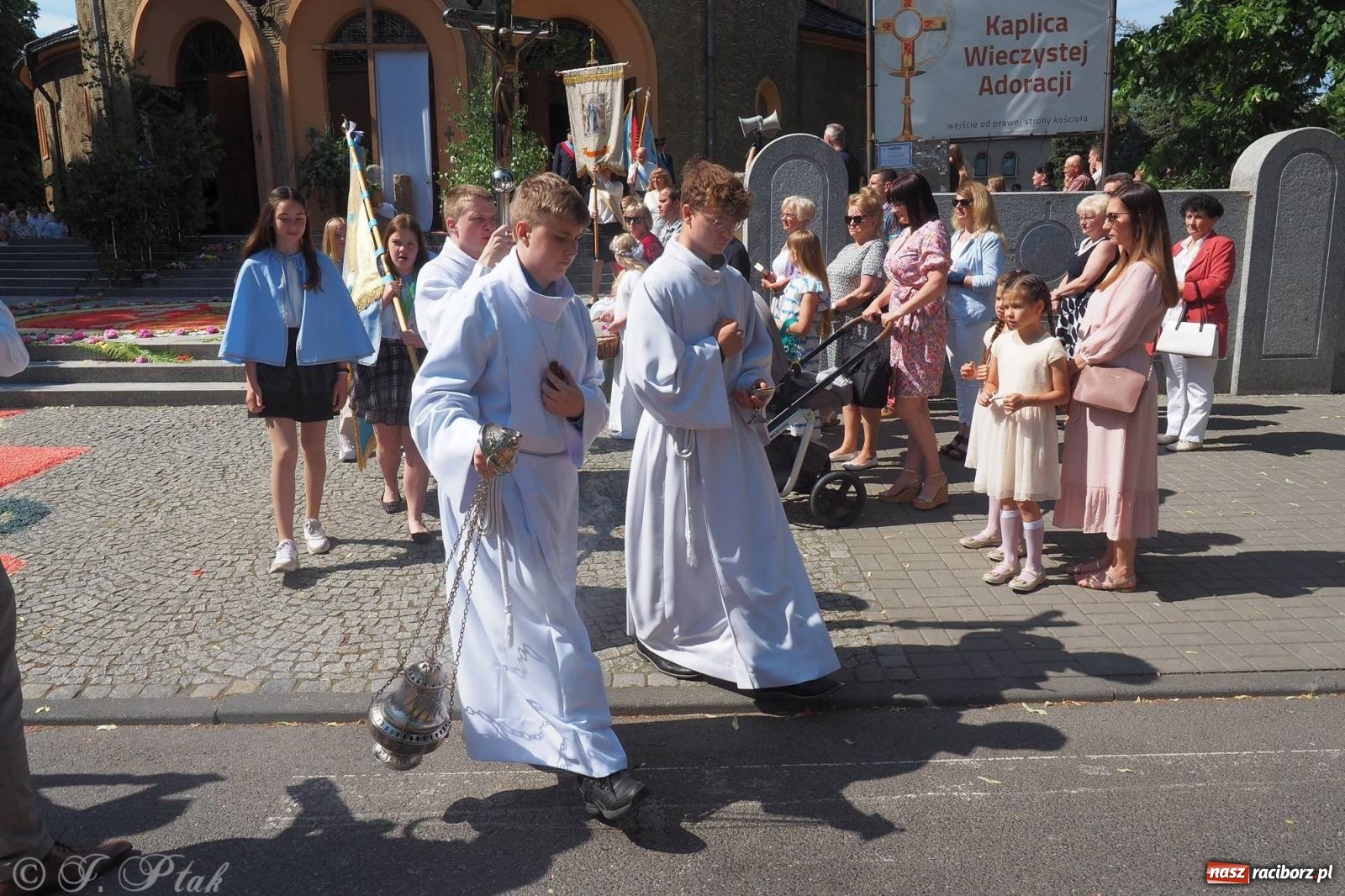 Zdjęcie w galerii na portalu naszraciborz.pl: Procesja Eucharystyczna to forma świadectwa. Boże Ciało w parafii NSPJ [FOTO i WIDEO] wiadomości z regionu