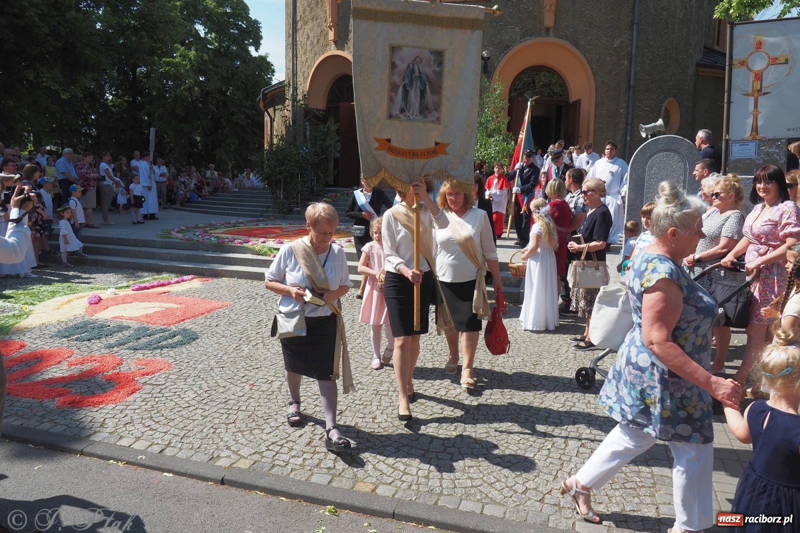 Zdjęcie w galerii na portalu naszraciborz.pl: Procesja Eucharystyczna to forma świadectwa. Boże Ciało w parafii NSPJ [FOTO i WIDEO] wiadomości z regionu