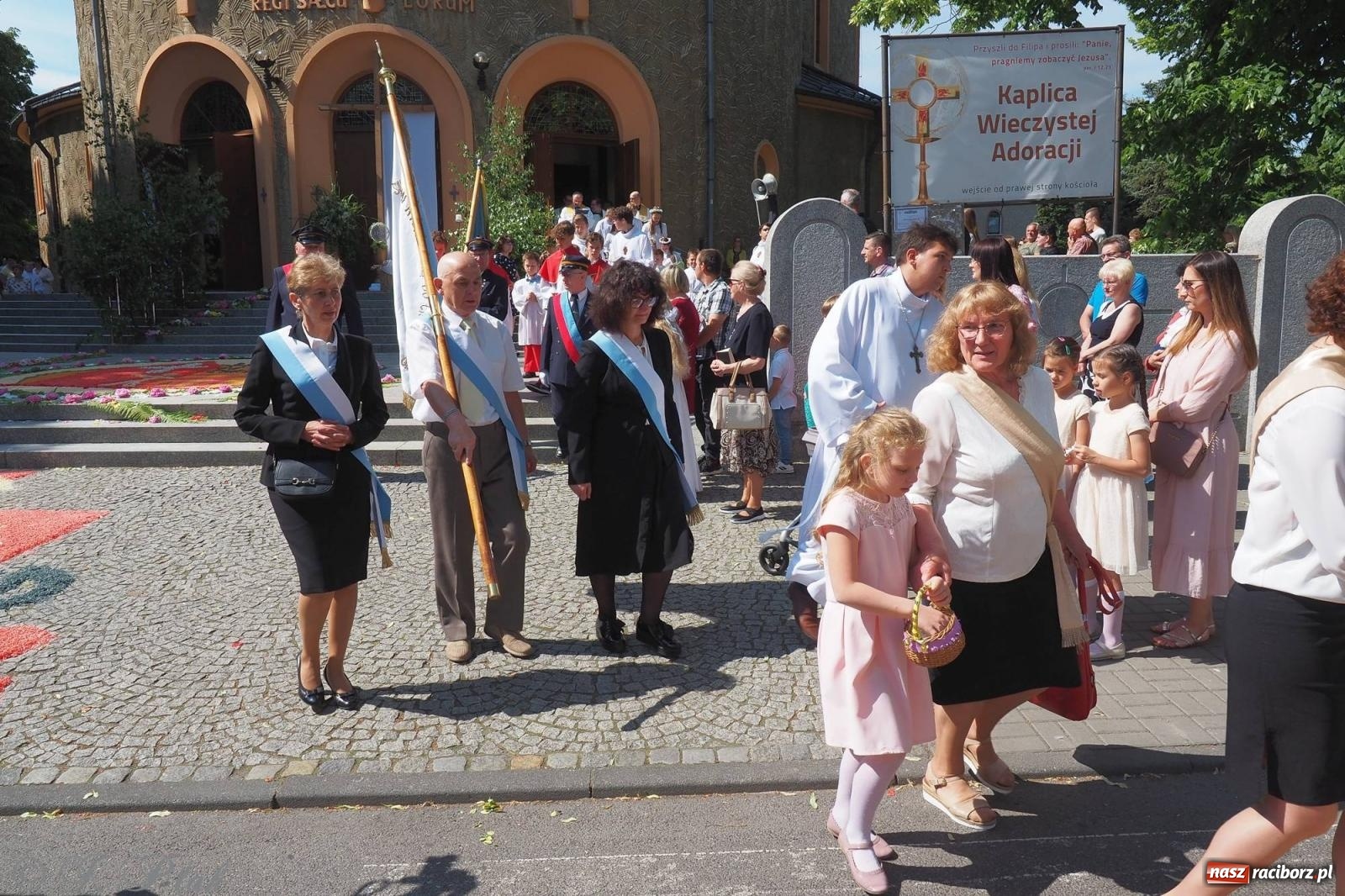 Zdjęcie w galerii na portalu naszraciborz.pl: Procesja Eucharystyczna to forma świadectwa. Boże Ciało w parafii NSPJ [FOTO i WIDEO] wiadomości z regionu