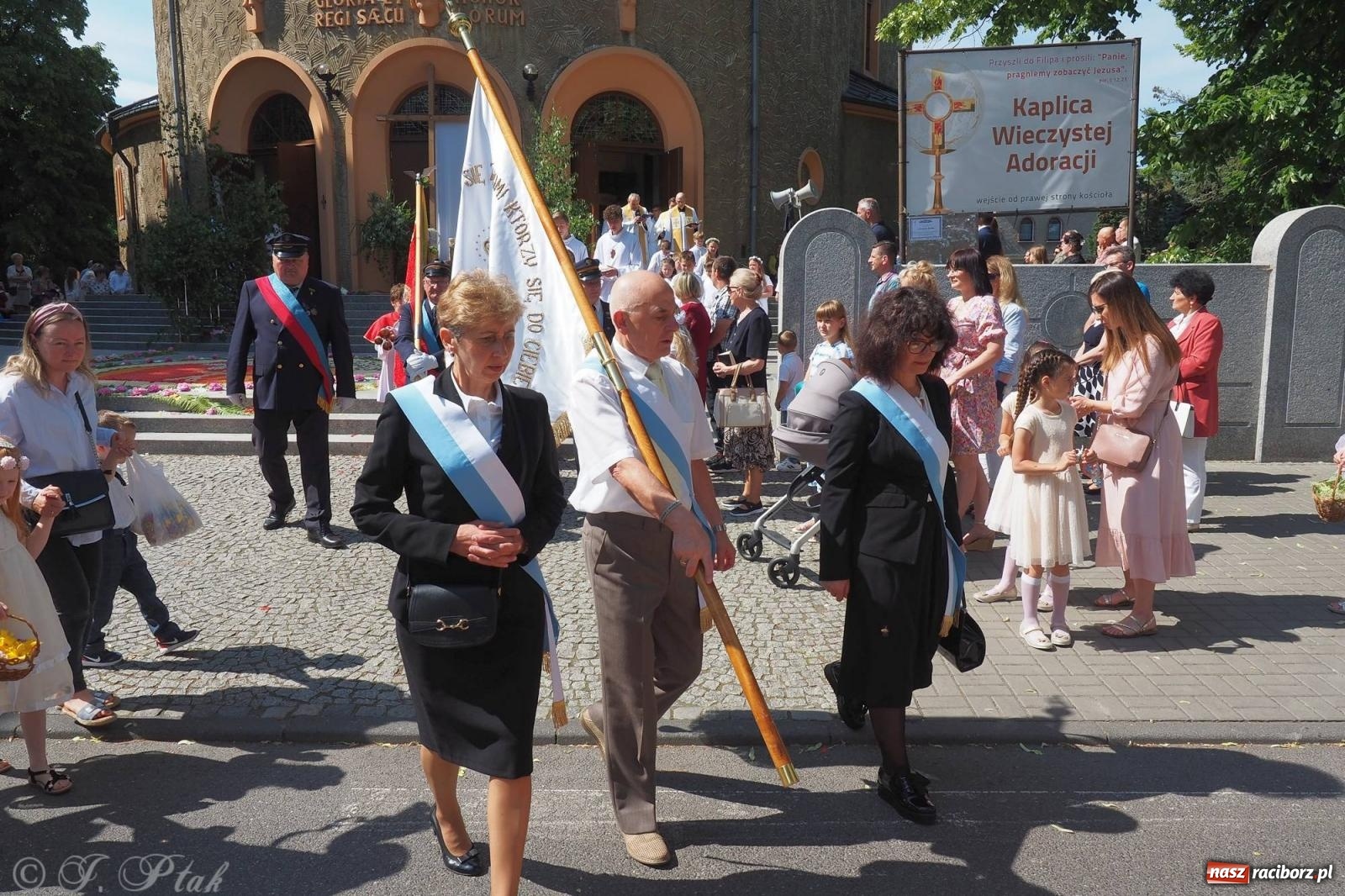 Zdjęcie w galerii na portalu naszraciborz.pl: Procesja Eucharystyczna to forma świadectwa. Boże Ciało w parafii NSPJ [FOTO i WIDEO] wiadomości z regionu