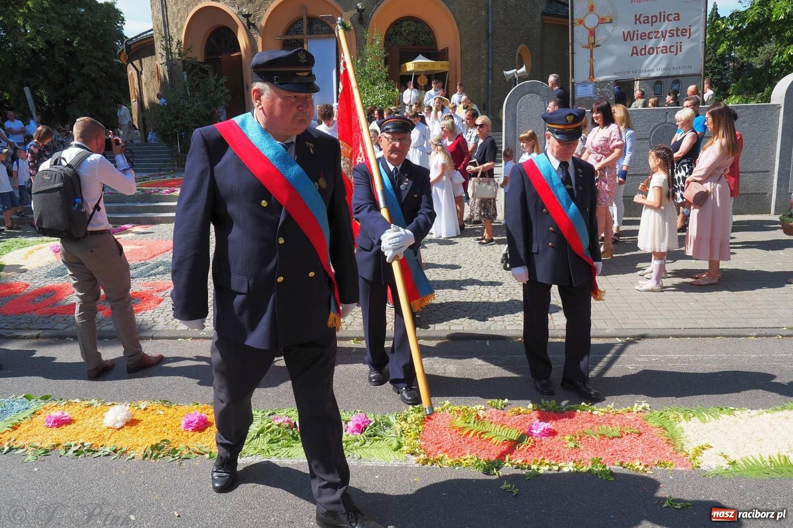 Zdjęcie w galerii na portalu naszraciborz.pl: Procesja Eucharystyczna to forma świadectwa. Boże Ciało w parafii NSPJ [FOTO i WIDEO] wiadomości z regionu
