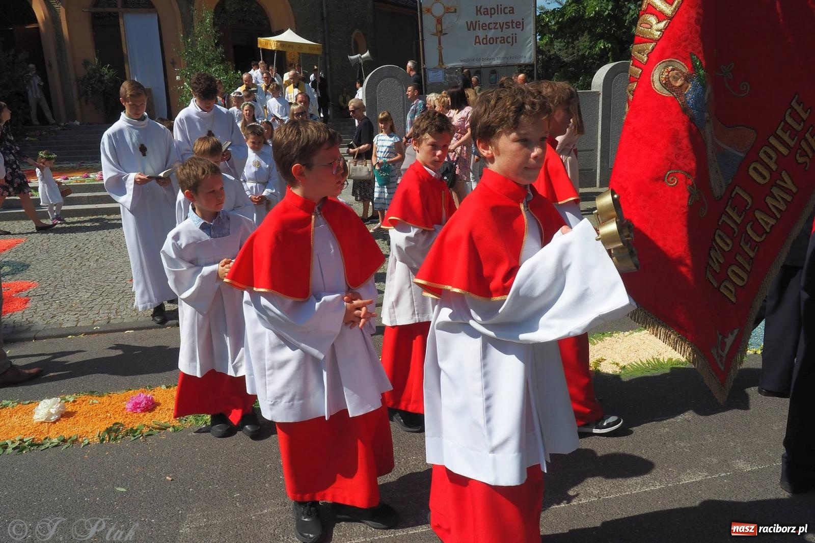 Zdjęcie w galerii na portalu naszraciborz.pl: Procesja Eucharystyczna to forma świadectwa. Boże Ciało w parafii NSPJ [FOTO i WIDEO] wiadomości z regionu
