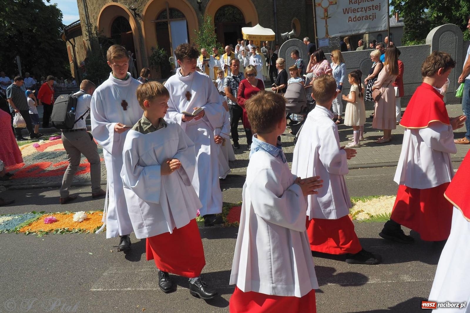 Zdjęcie w galerii na portalu naszraciborz.pl: Procesja Eucharystyczna to forma świadectwa. Boże Ciało w parafii NSPJ [FOTO i WIDEO] wiadomości z regionu
