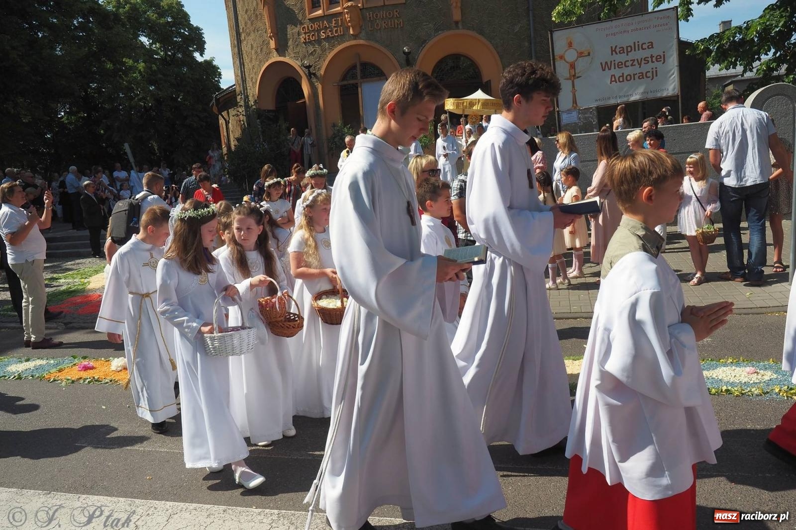 Zdjęcie w galerii na portalu naszraciborz.pl: Procesja Eucharystyczna to forma świadectwa. Boże Ciało w parafii NSPJ [FOTO i WIDEO] wiadomości z regionu