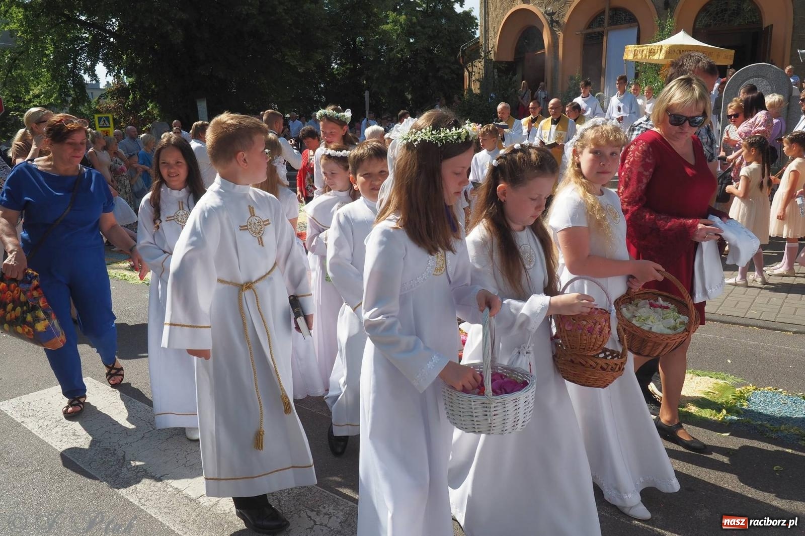 Zdjęcie w galerii na portalu naszraciborz.pl: Procesja Eucharystyczna to forma świadectwa. Boże Ciało w parafii NSPJ [FOTO i WIDEO] wiadomości z regionu