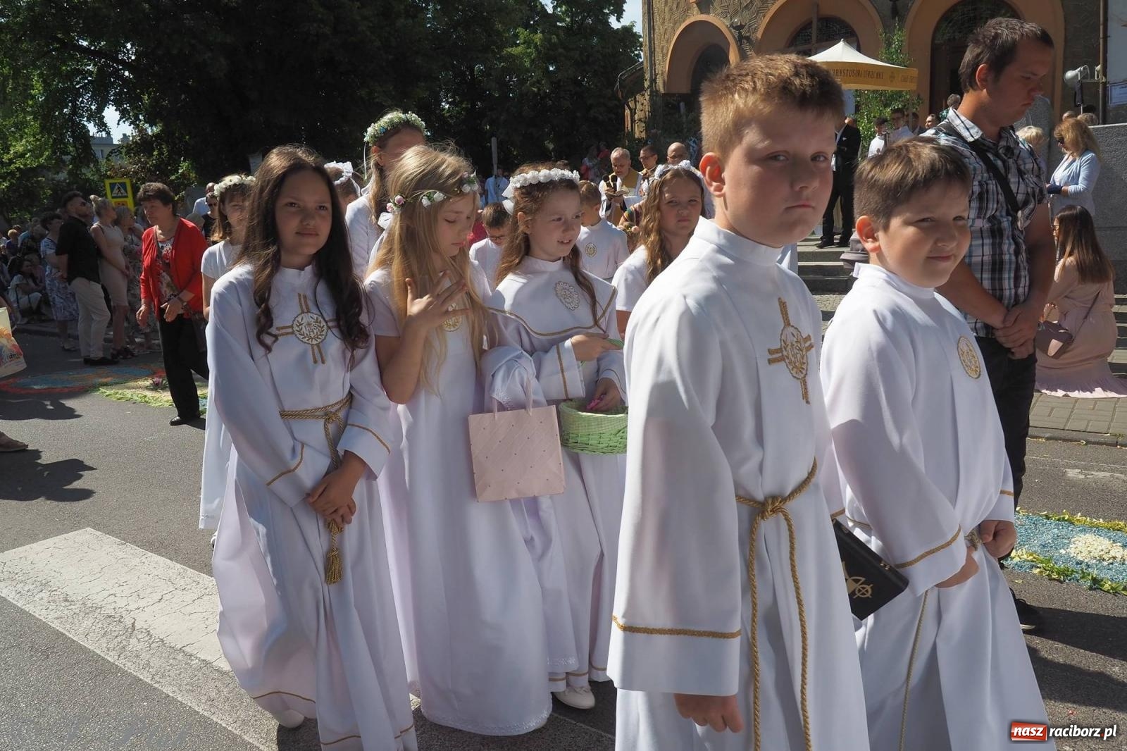 Zdjęcie w galerii na portalu naszraciborz.pl: Procesja Eucharystyczna to forma świadectwa. Boże Ciało w parafii NSPJ [FOTO i WIDEO] wiadomości z regionu