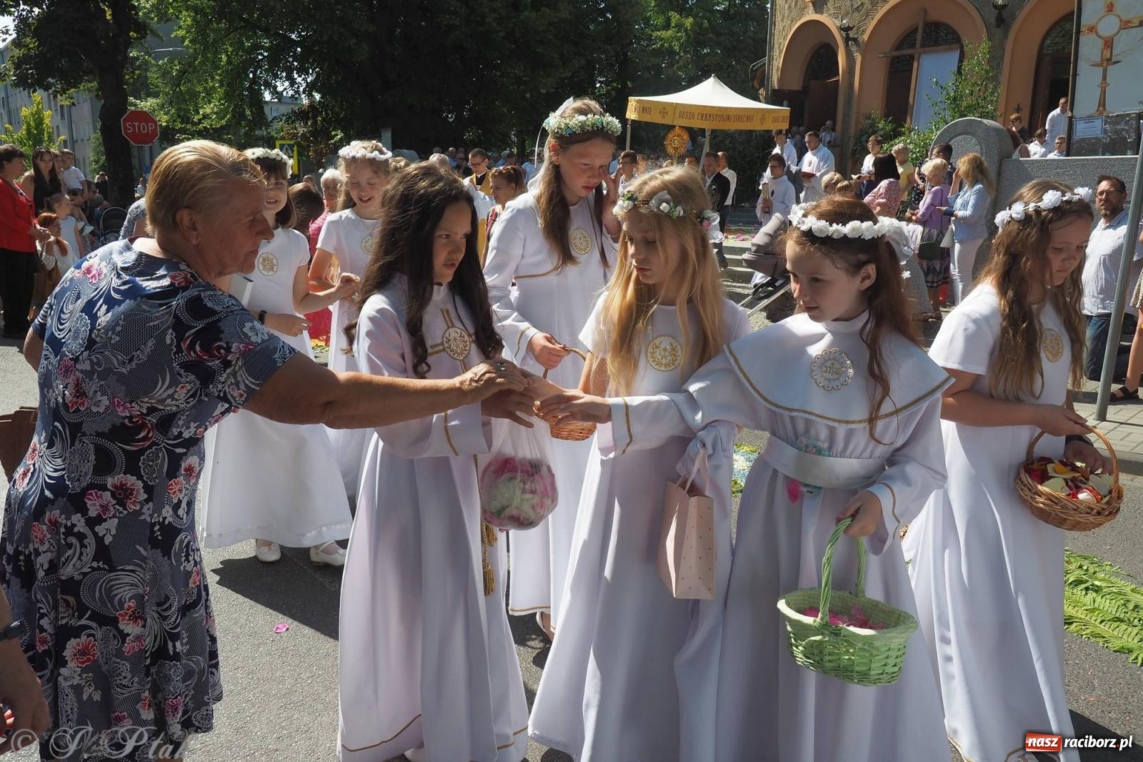 Zdjęcie w galerii na portalu naszraciborz.pl: Procesja Eucharystyczna to forma świadectwa. Boże Ciało w parafii NSPJ [FOTO i WIDEO] wiadomości z regionu
