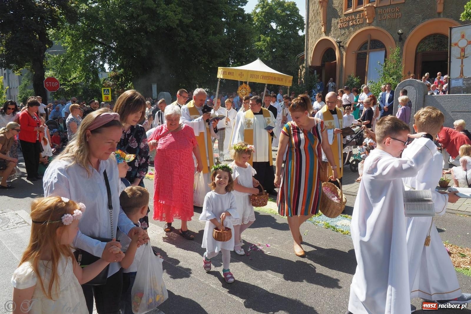 Zdjęcie w galerii na portalu naszraciborz.pl: Procesja Eucharystyczna to forma świadectwa. Boże Ciało w parafii NSPJ [FOTO i WIDEO] wiadomości z regionu
