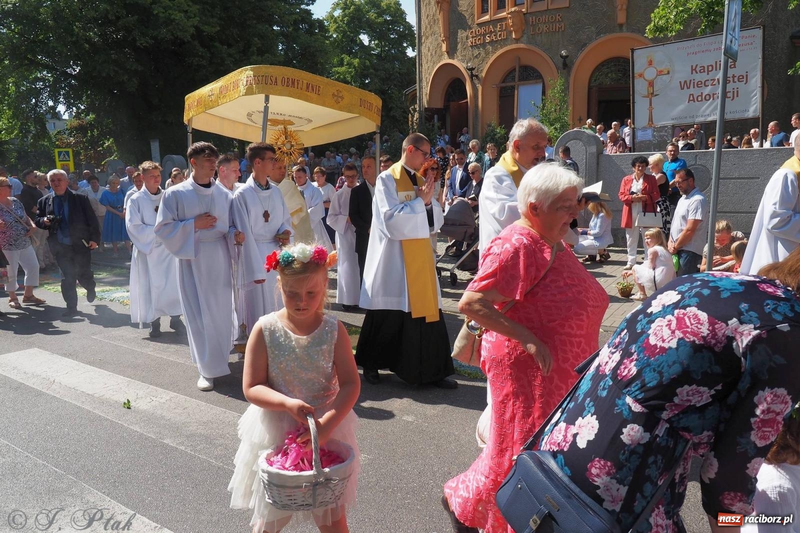 Zdjęcie w galerii na portalu naszraciborz.pl: Procesja Eucharystyczna to forma świadectwa. Boże Ciało w parafii NSPJ [FOTO i WIDEO] wiadomości z regionu