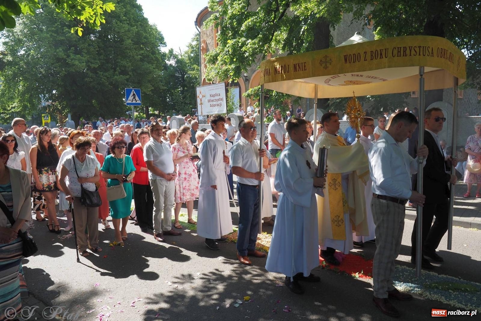 Zdjęcie w galerii na portalu naszraciborz.pl: Procesja Eucharystyczna to forma świadectwa. Boże Ciało w parafii NSPJ [FOTO i WIDEO] wiadomości z regionu