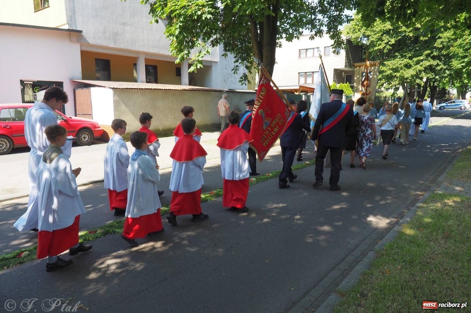 Zdjęcie w galerii na portalu naszraciborz.pl: Procesja Eucharystyczna to forma świadectwa. Boże Ciało w parafii NSPJ [FOTO i WIDEO] wiadomości z regionu