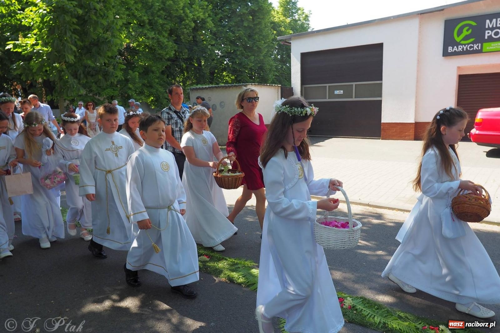 Zdjęcie w galerii na portalu naszraciborz.pl: Procesja Eucharystyczna to forma świadectwa. Boże Ciało w parafii NSPJ [FOTO i WIDEO] wiadomości z regionu