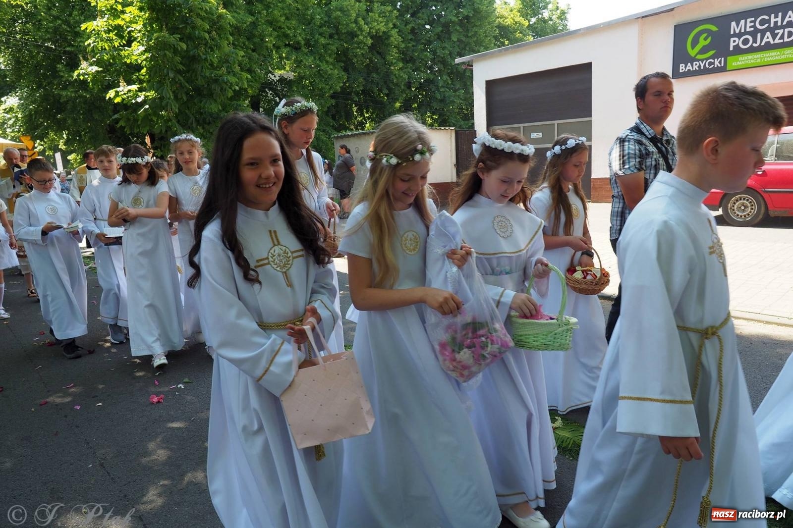 Zdjęcie w galerii na portalu naszraciborz.pl: Procesja Eucharystyczna to forma świadectwa. Boże Ciało w parafii NSPJ [FOTO i WIDEO] wiadomości z regionu
