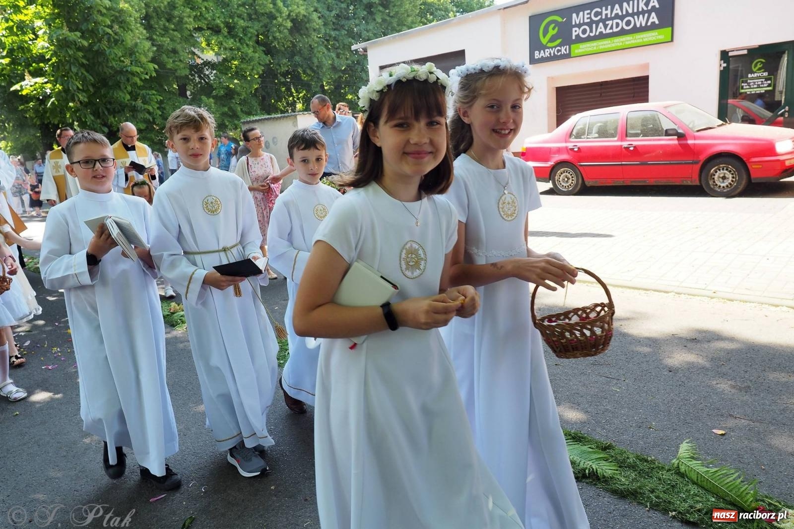 Zdjęcie w galerii na portalu naszraciborz.pl: Procesja Eucharystyczna to forma świadectwa. Boże Ciało w parafii NSPJ [FOTO i WIDEO] wiadomości z regionu