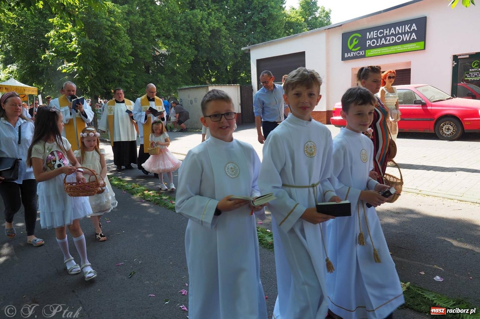 Zdjęcie w galerii na portalu naszraciborz.pl: Procesja Eucharystyczna to forma świadectwa. Boże Ciało w parafii NSPJ [FOTO i WIDEO] wiadomości z regionu