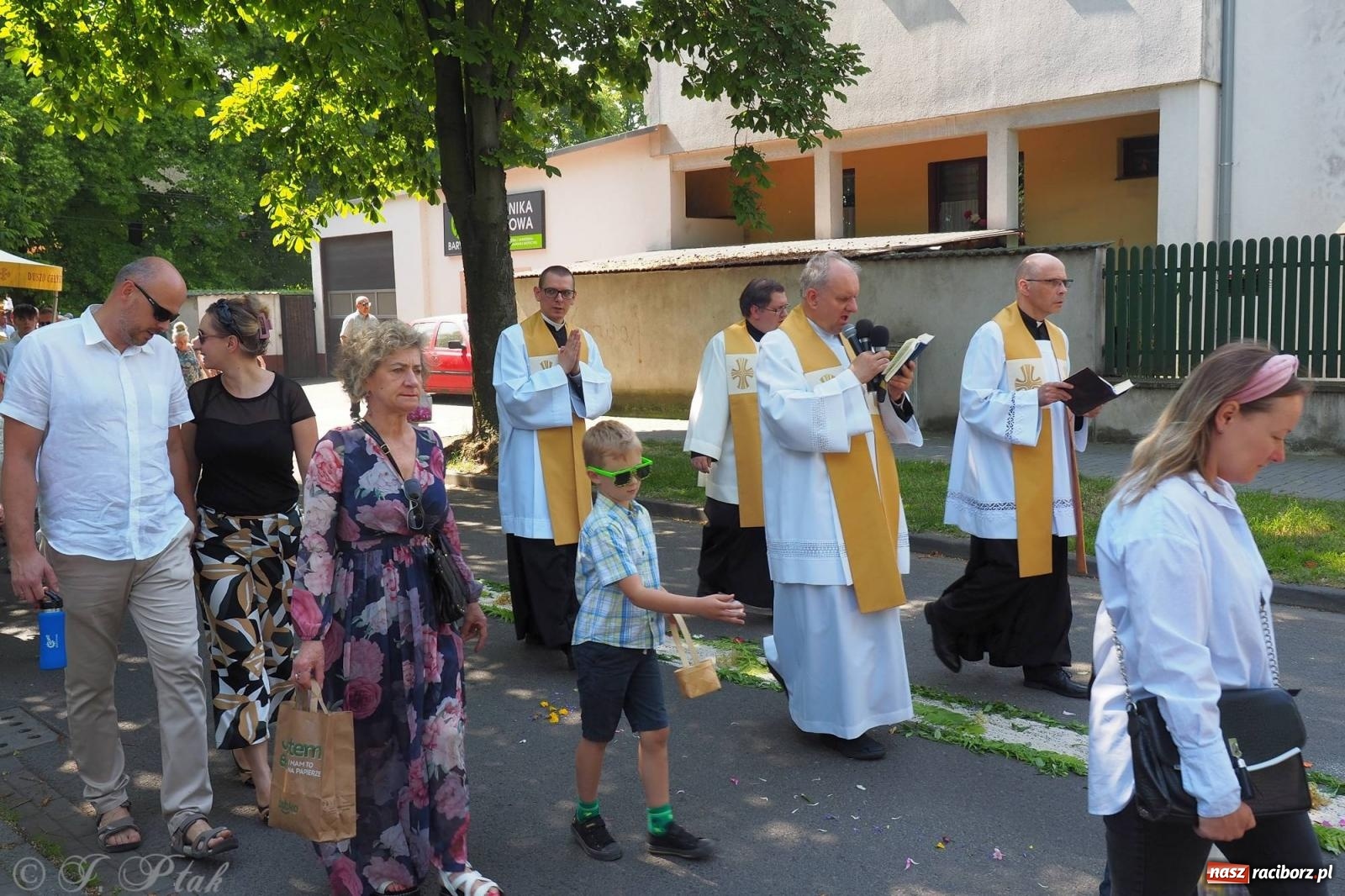 Zdjęcie w galerii na portalu naszraciborz.pl: Procesja Eucharystyczna to forma świadectwa. Boże Ciało w parafii NSPJ [FOTO i WIDEO] wiadomości z regionu
