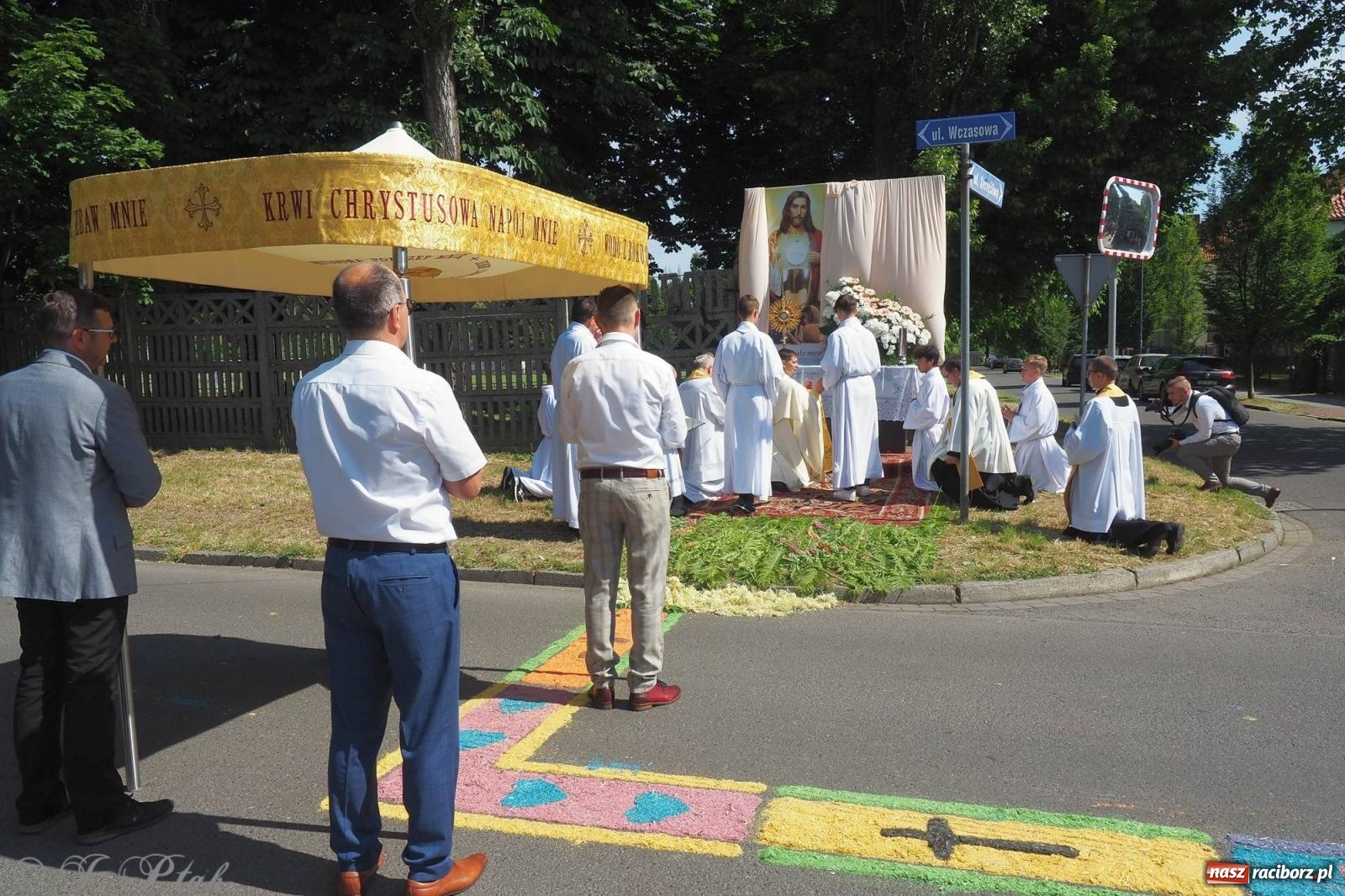 Zdjęcie w galerii na portalu naszraciborz.pl: Procesja Eucharystyczna to forma świadectwa. Boże Ciało w parafii NSPJ [FOTO i WIDEO] wiadomości z regionu