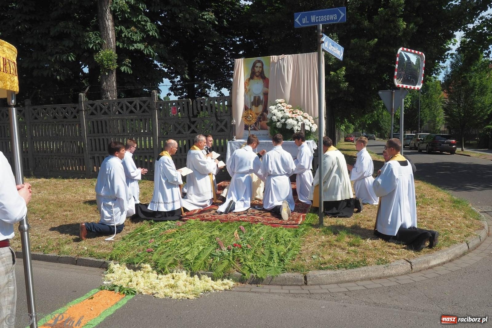 Zdjęcie w galerii na portalu naszraciborz.pl: Procesja Eucharystyczna to forma świadectwa. Boże Ciało w parafii NSPJ [FOTO i WIDEO] wiadomości z regionu
