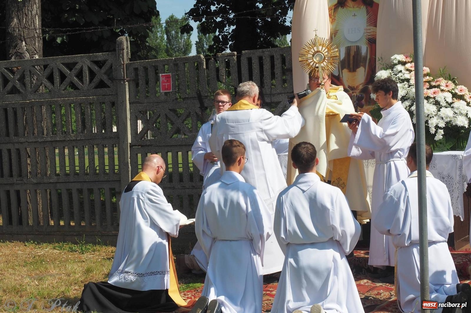 Zdjęcie w galerii na portalu naszraciborz.pl: Procesja Eucharystyczna to forma świadectwa. Boże Ciało w parafii NSPJ [FOTO i WIDEO] wiadomości z regionu