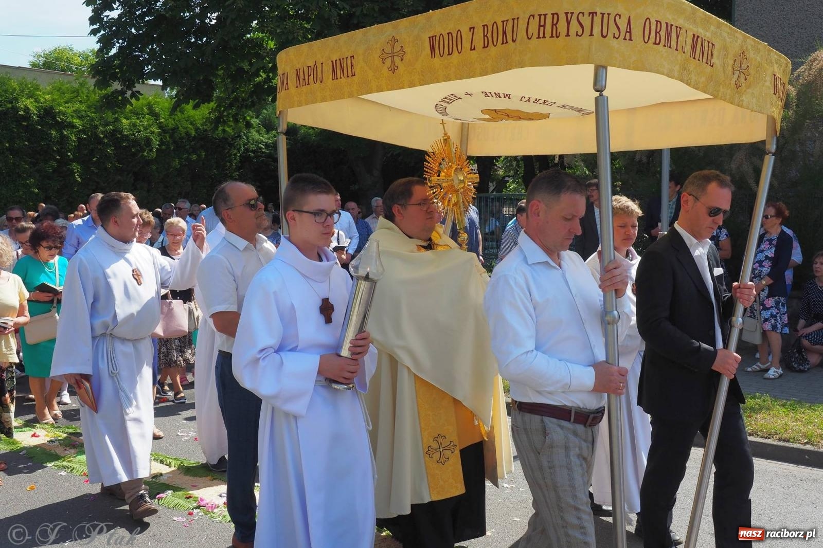 Zdjęcie w galerii na portalu naszraciborz.pl: Procesja Eucharystyczna to forma świadectwa. Boże Ciało w parafii NSPJ [FOTO i WIDEO] wiadomości z regionu