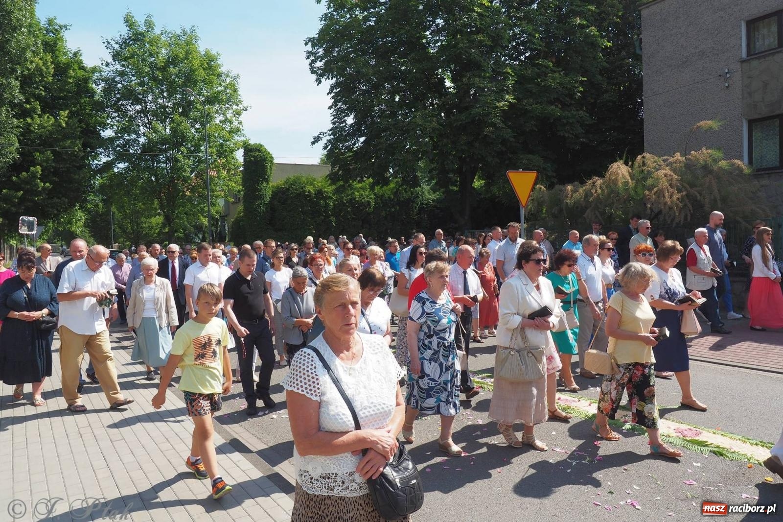 Zdjęcie w galerii na portalu naszraciborz.pl: Procesja Eucharystyczna to forma świadectwa. Boże Ciało w parafii NSPJ [FOTO i WIDEO] wiadomości z regionu