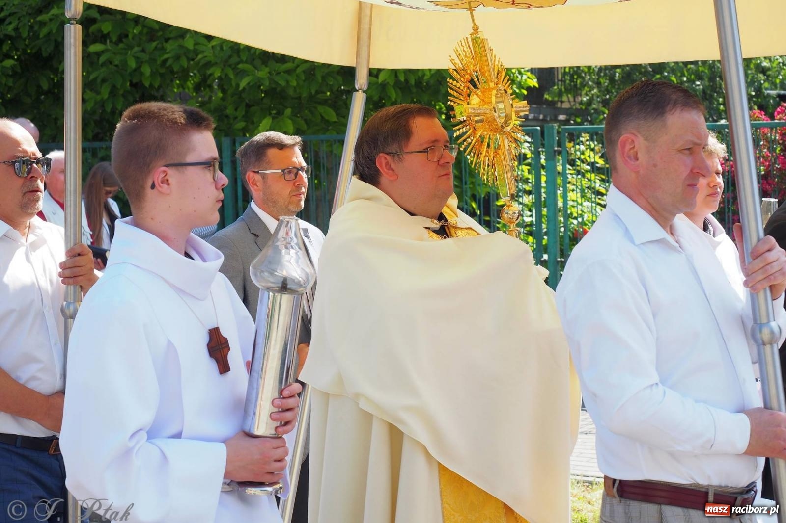 Zdjęcie w galerii na portalu naszraciborz.pl: Procesja Eucharystyczna to forma świadectwa. Boże Ciało w parafii NSPJ [FOTO i WIDEO] wiadomości z regionu