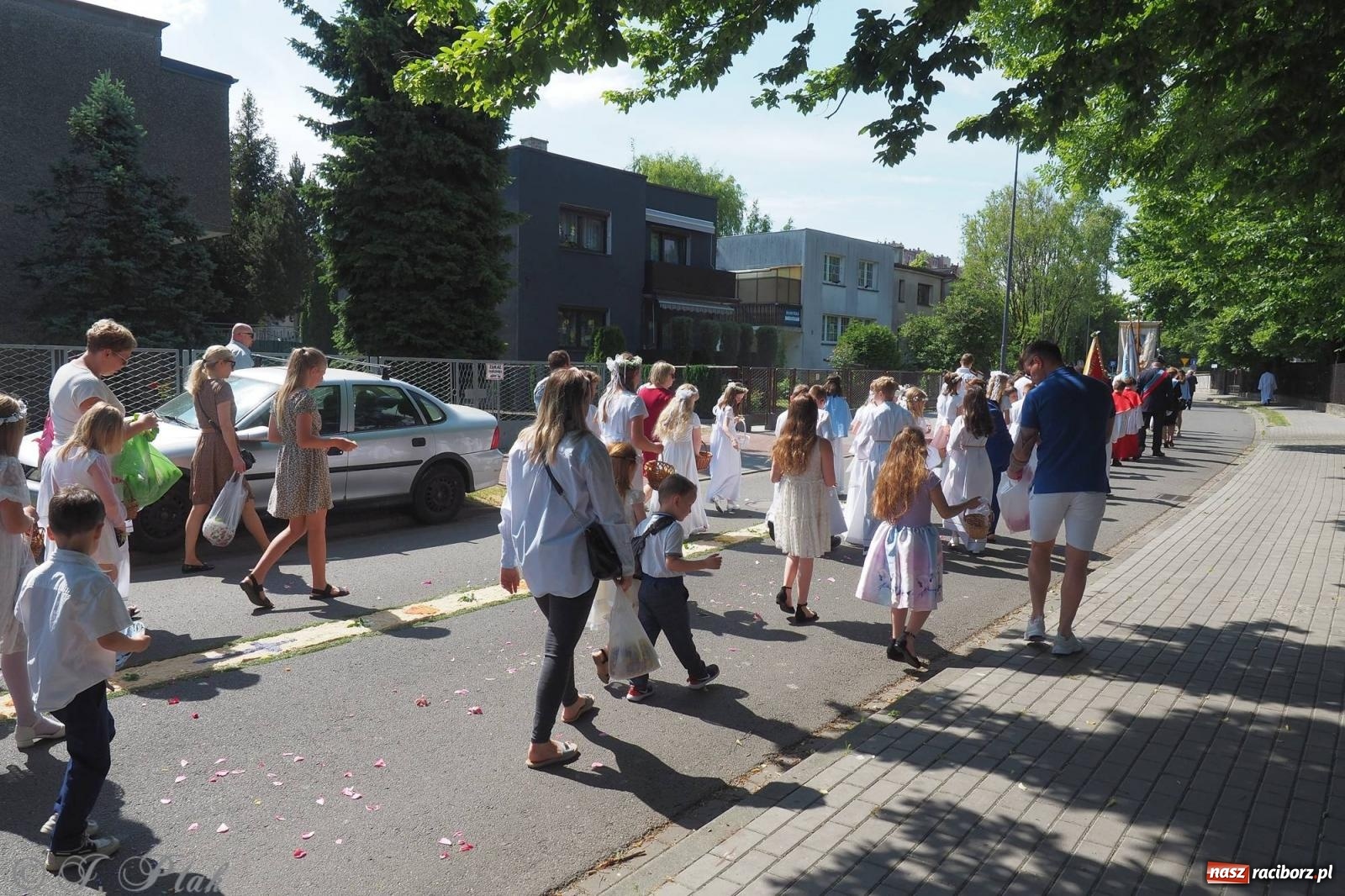 Zdjęcie w galerii na portalu naszraciborz.pl: Procesja Eucharystyczna to forma świadectwa. Boże Ciało w parafii NSPJ [FOTO i WIDEO] wiadomości z regionu