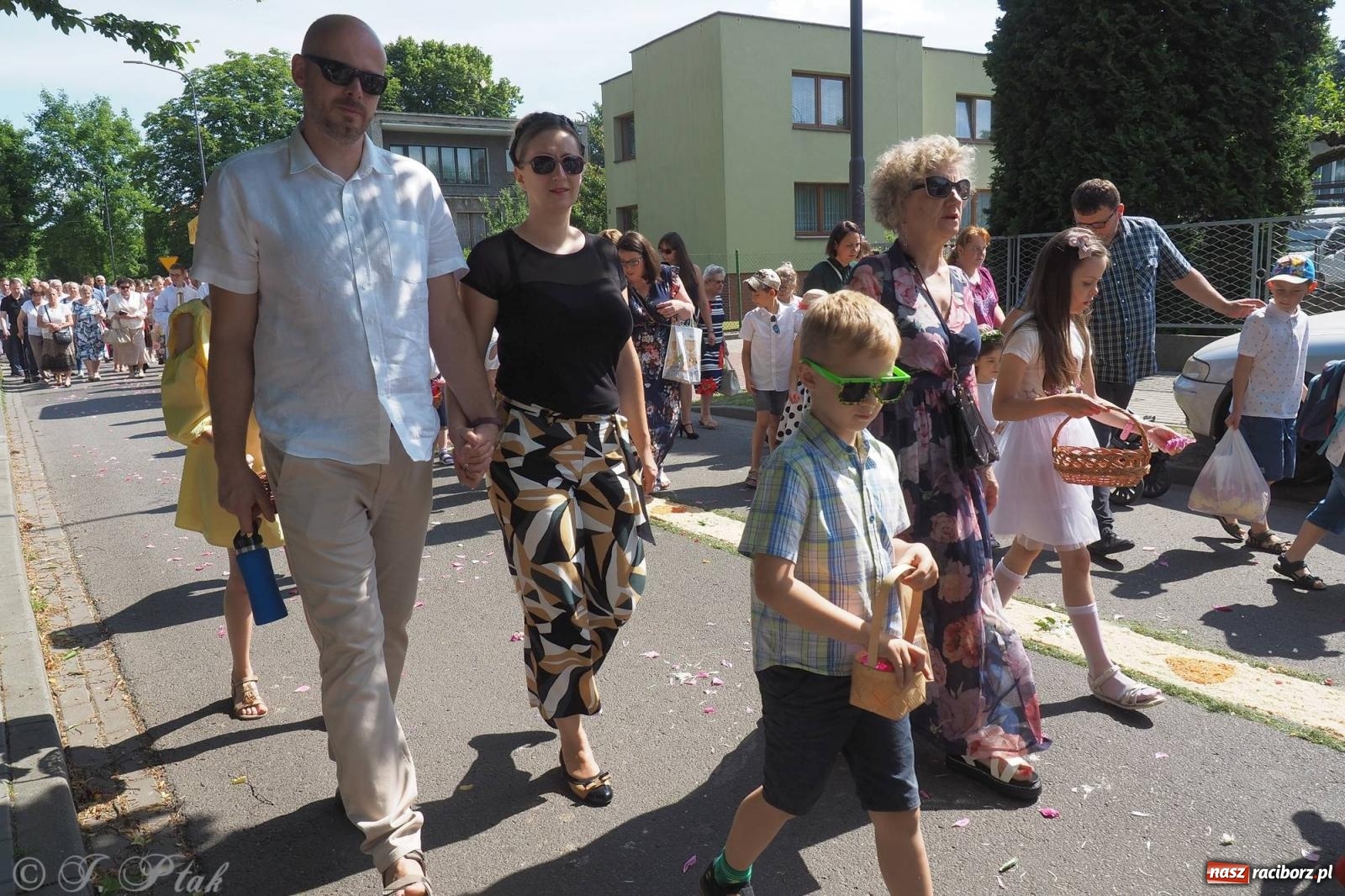 Zdjęcie w galerii na portalu naszraciborz.pl: Procesja Eucharystyczna to forma świadectwa. Boże Ciało w parafii NSPJ [FOTO i WIDEO] wiadomości z regionu
