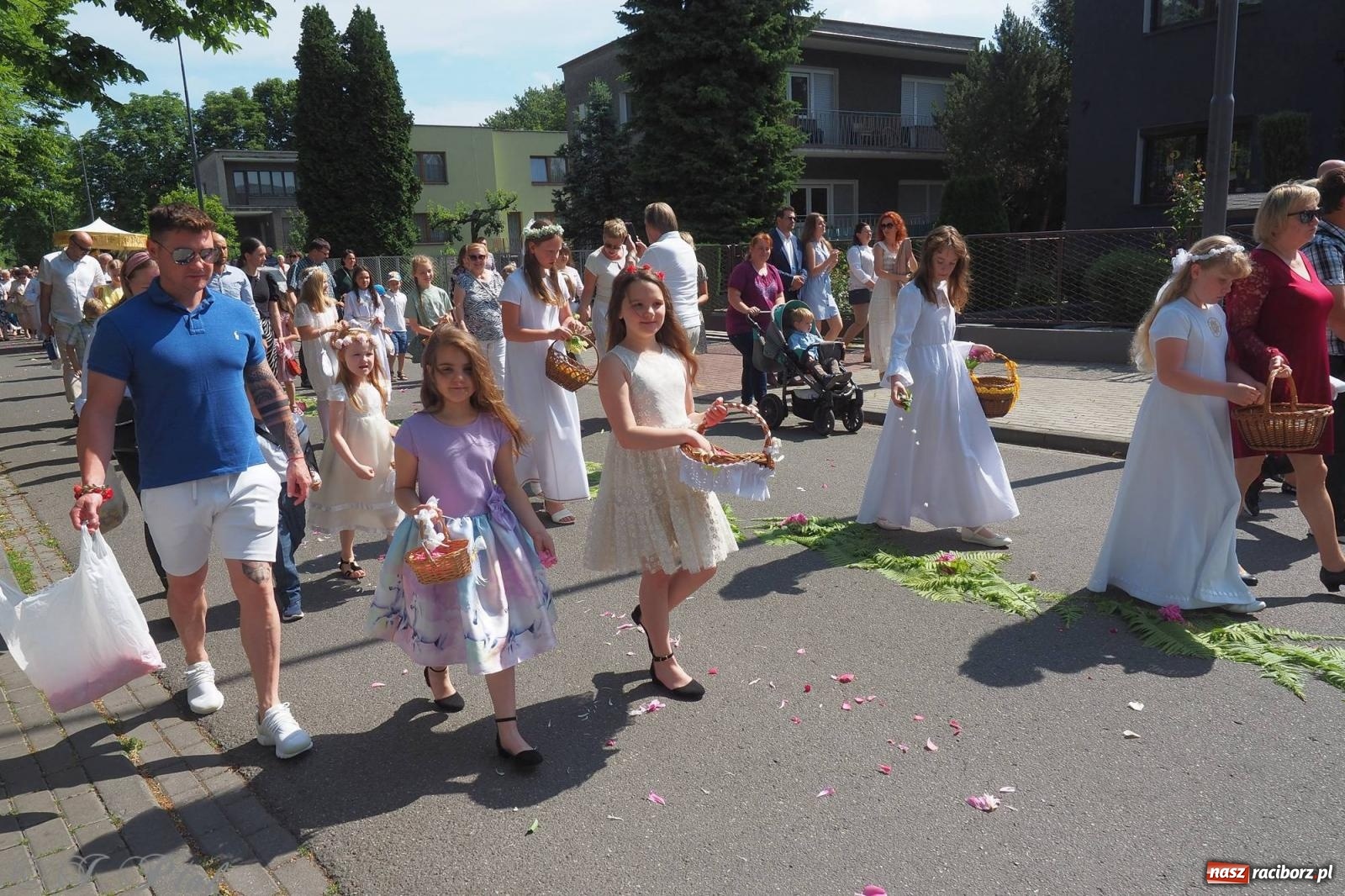 Zdjęcie w galerii na portalu naszraciborz.pl: Procesja Eucharystyczna to forma świadectwa. Boże Ciało w parafii NSPJ [FOTO i WIDEO] wiadomości z regionu
