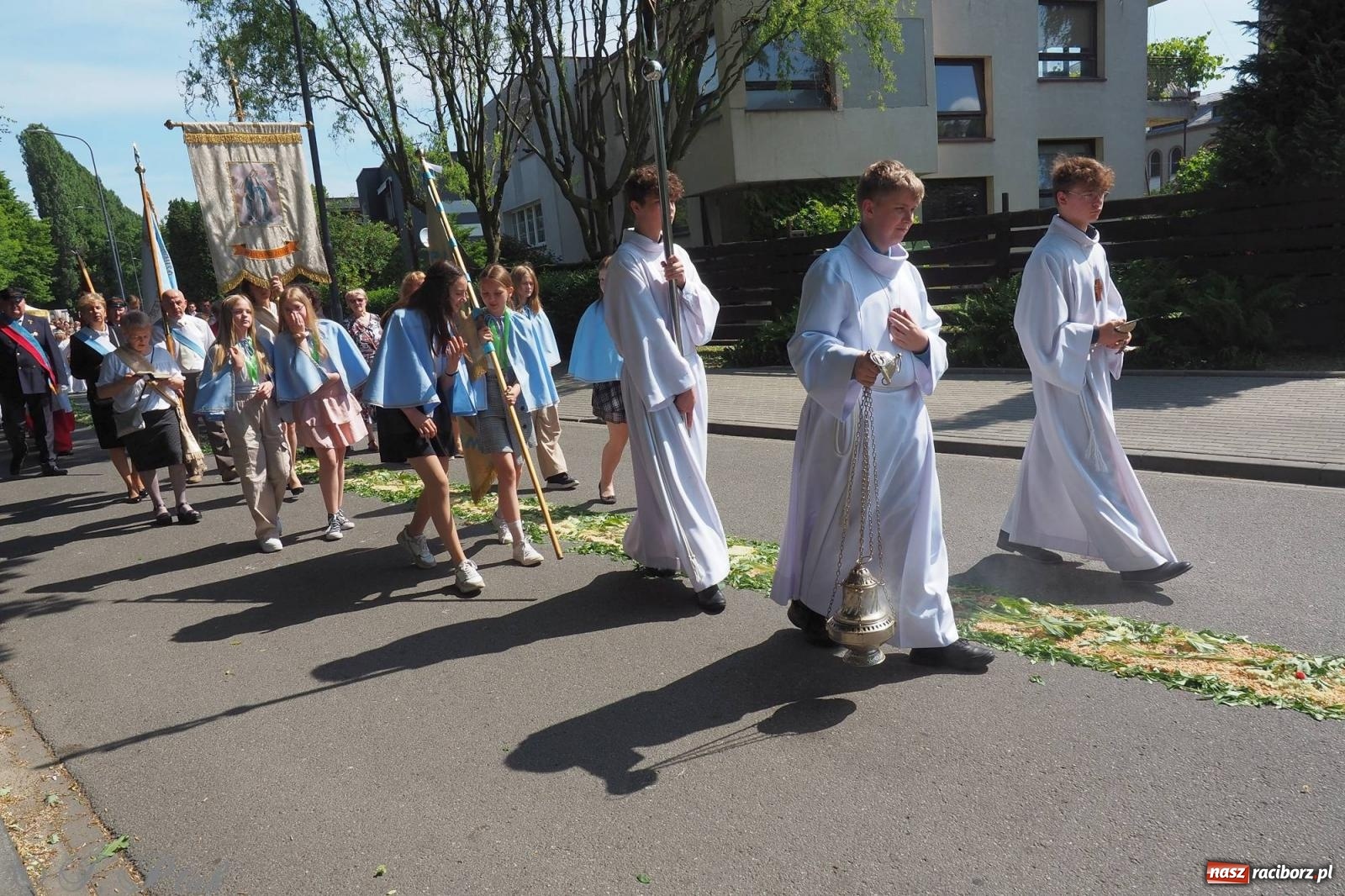 Zdjęcie w galerii na portalu naszraciborz.pl: Procesja Eucharystyczna to forma świadectwa. Boże Ciało w parafii NSPJ [FOTO i WIDEO] wiadomości z regionu