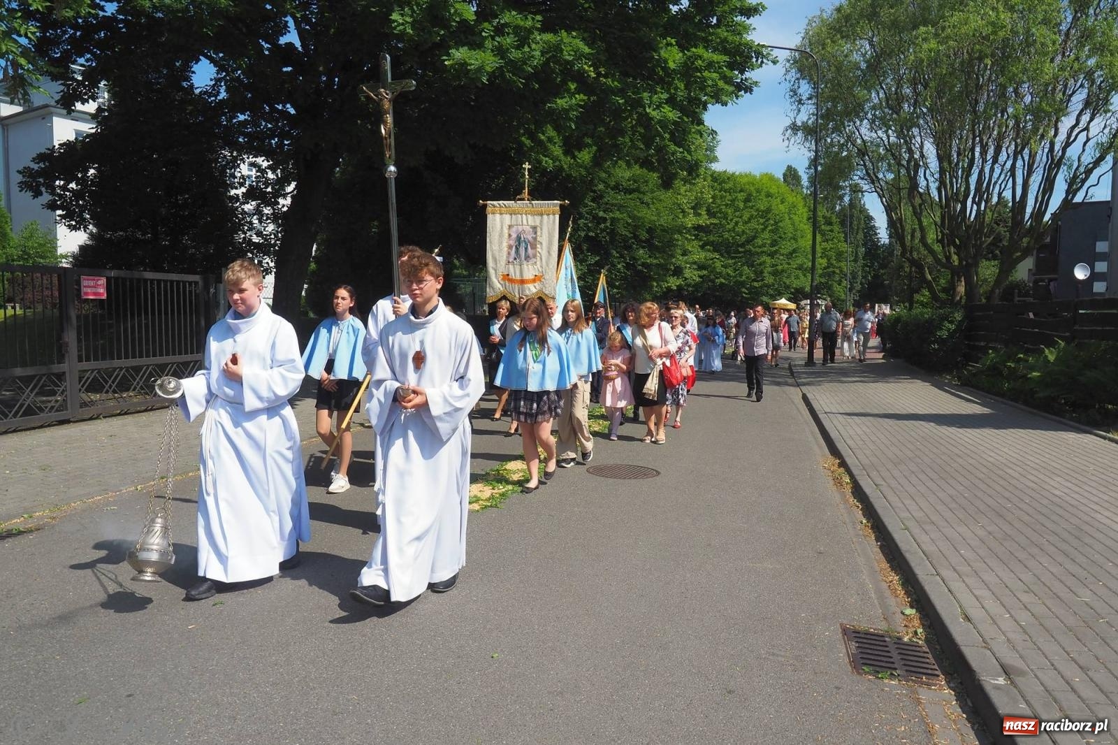 Zdjęcie w galerii na portalu naszraciborz.pl: Procesja Eucharystyczna to forma świadectwa. Boże Ciało w parafii NSPJ [FOTO i WIDEO] wiadomości z regionu