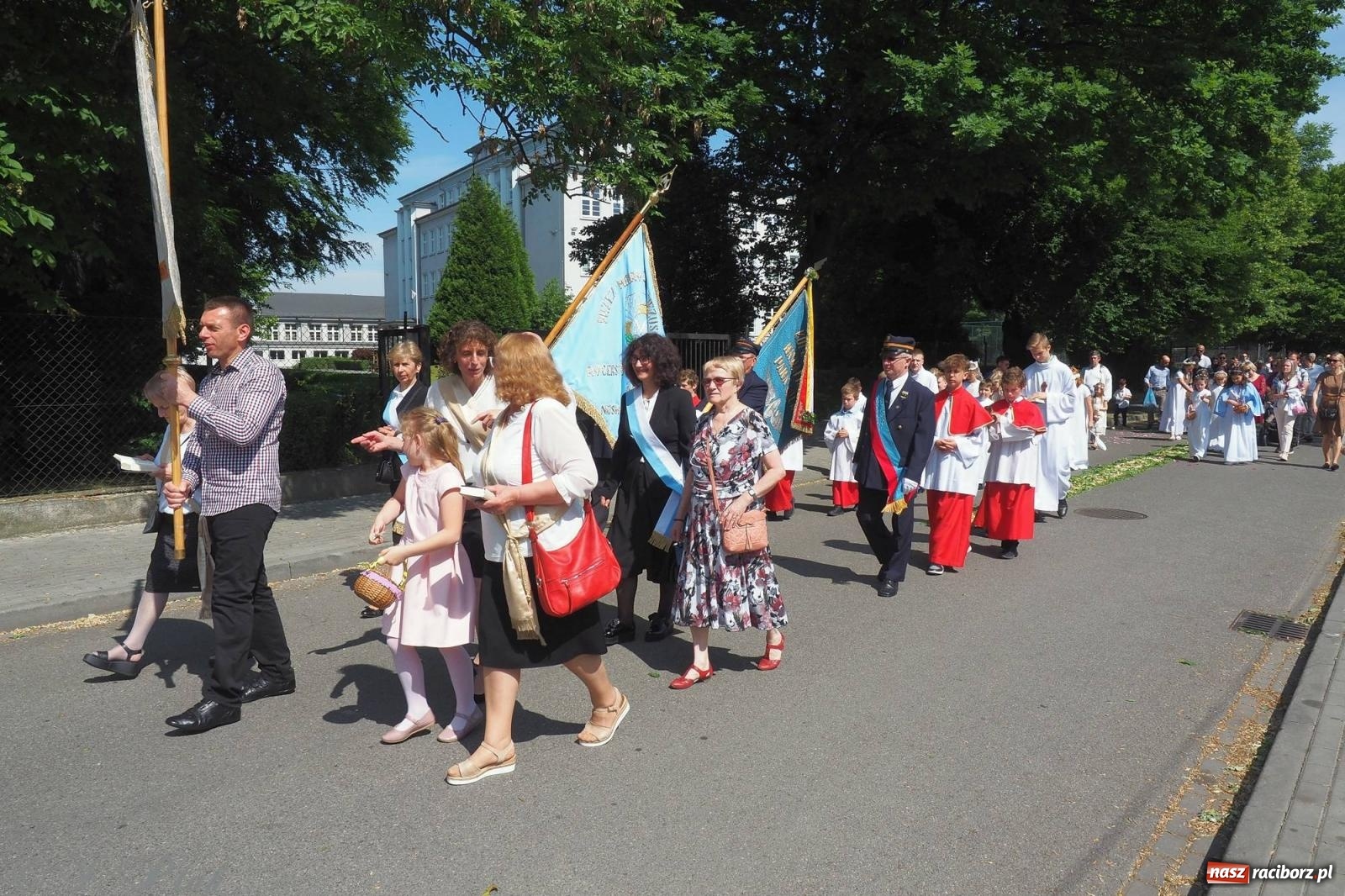Zdjęcie w galerii na portalu naszraciborz.pl: Procesja Eucharystyczna to forma świadectwa. Boże Ciało w parafii NSPJ [FOTO i WIDEO] wiadomości z regionu