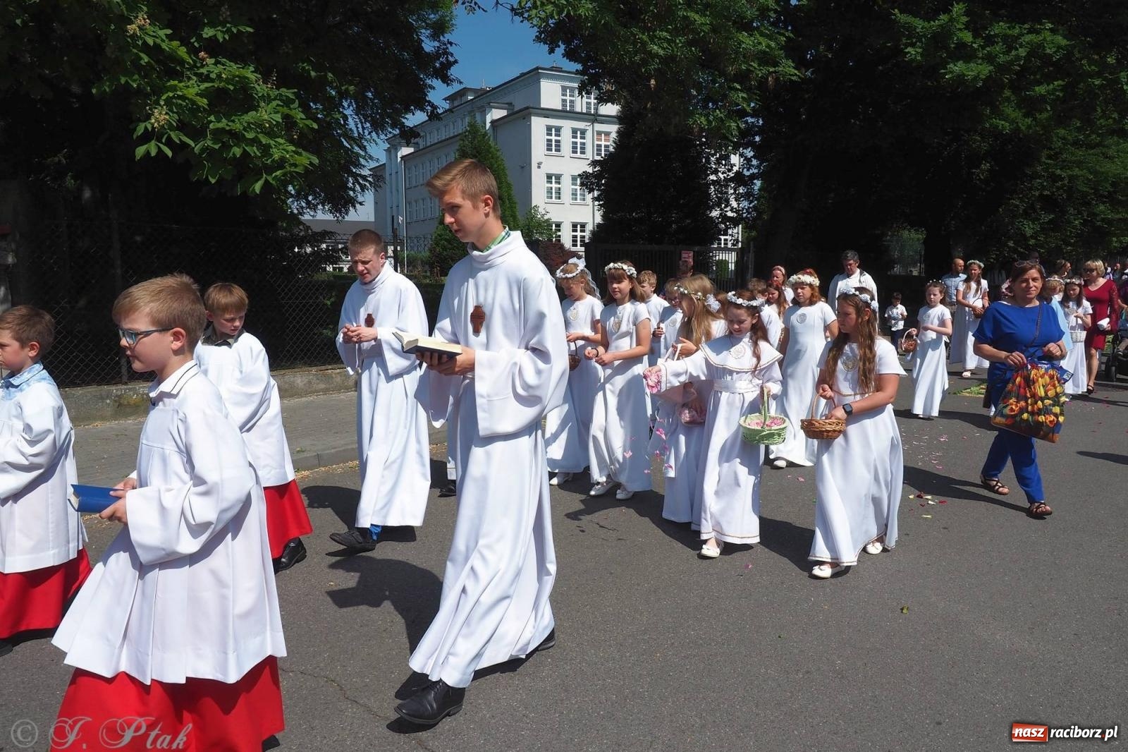 Zdjęcie w galerii na portalu naszraciborz.pl: Procesja Eucharystyczna to forma świadectwa. Boże Ciało w parafii NSPJ [FOTO i WIDEO] wiadomości z regionu