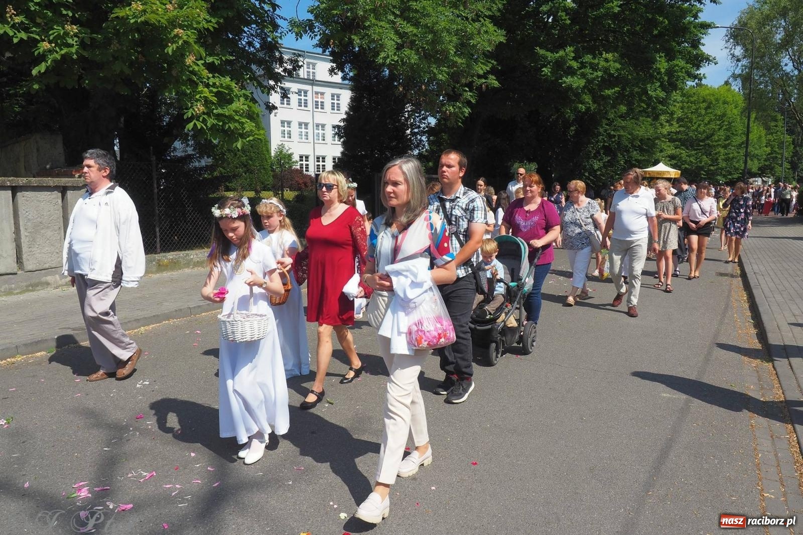 Zdjęcie w galerii na portalu naszraciborz.pl: Procesja Eucharystyczna to forma świadectwa. Boże Ciało w parafii NSPJ [FOTO i WIDEO] wiadomości z regionu