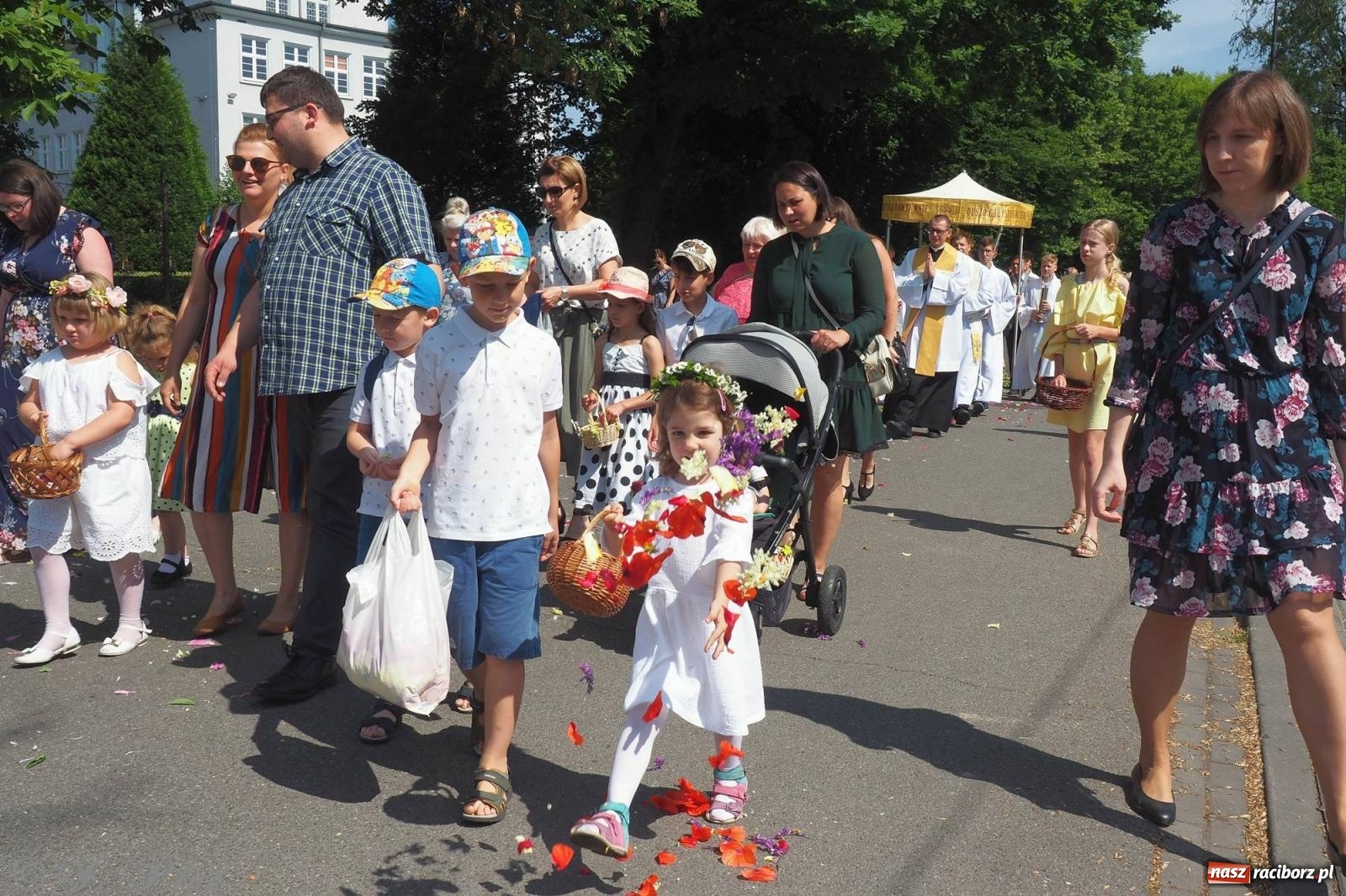 Zdjęcie w galerii na portalu naszraciborz.pl: Procesja Eucharystyczna to forma świadectwa. Boże Ciało w parafii NSPJ [FOTO i WIDEO] wiadomości z regionu