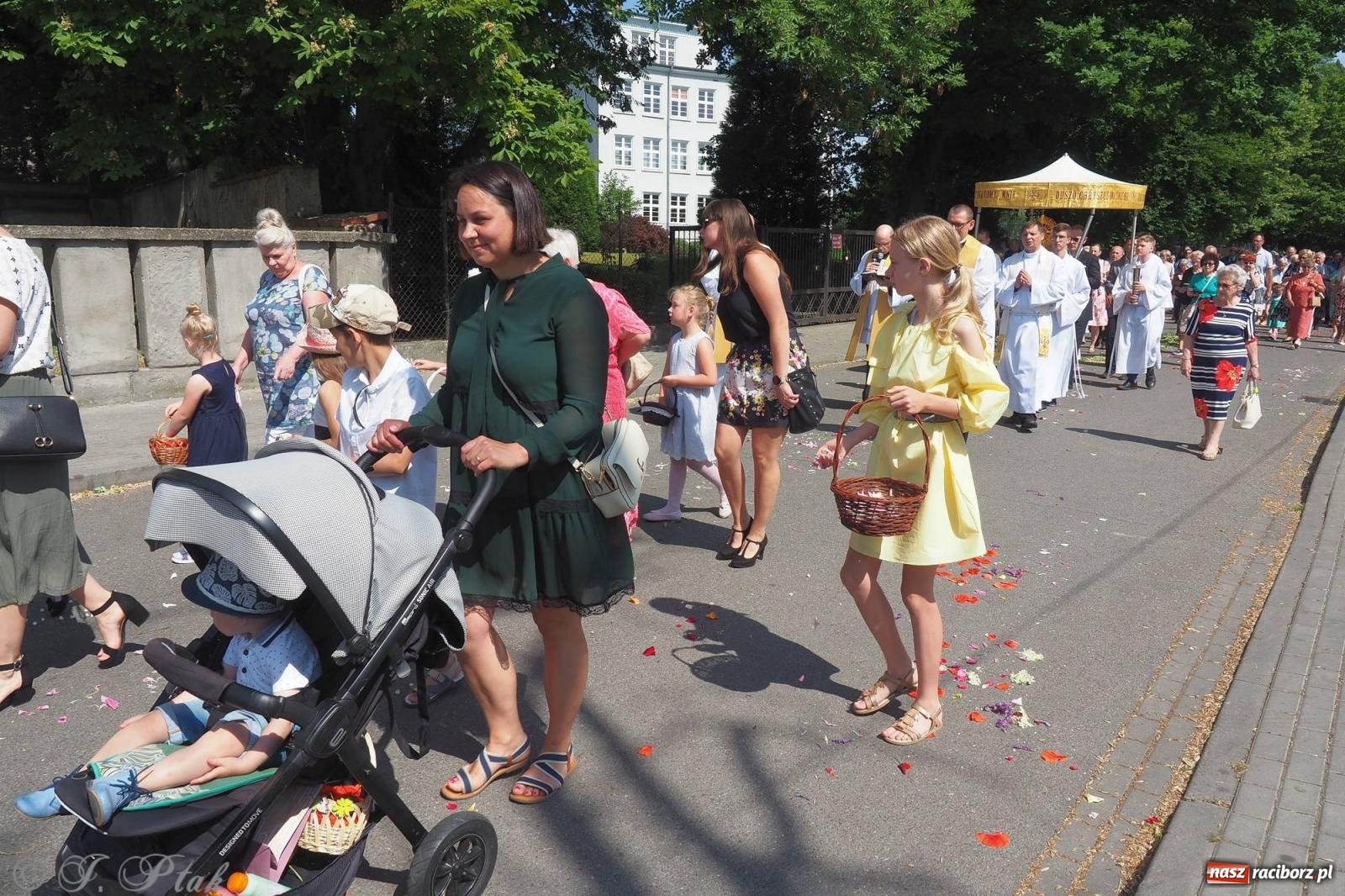 Zdjęcie w galerii na portalu naszraciborz.pl: Procesja Eucharystyczna to forma świadectwa. Boże Ciało w parafii NSPJ [FOTO i WIDEO] wiadomości z regionu