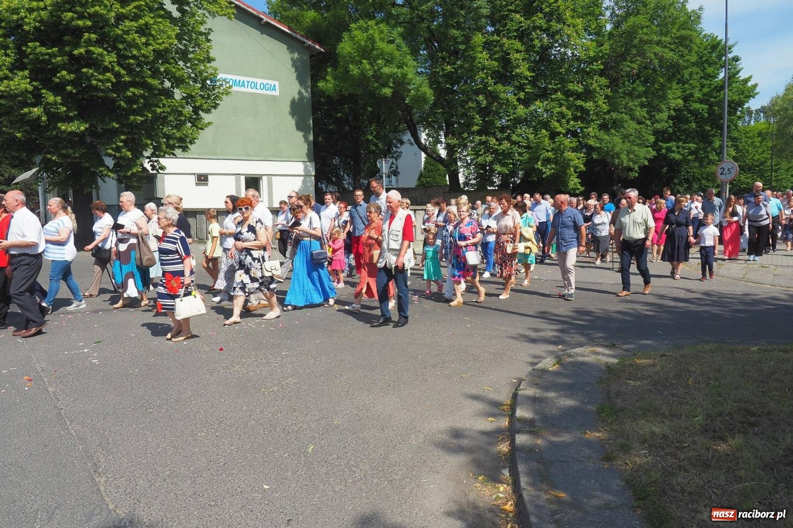 Zdjęcie w galerii na portalu naszraciborz.pl: Procesja Eucharystyczna to forma świadectwa. Boże Ciało w parafii NSPJ [FOTO i WIDEO] wiadomości z regionu