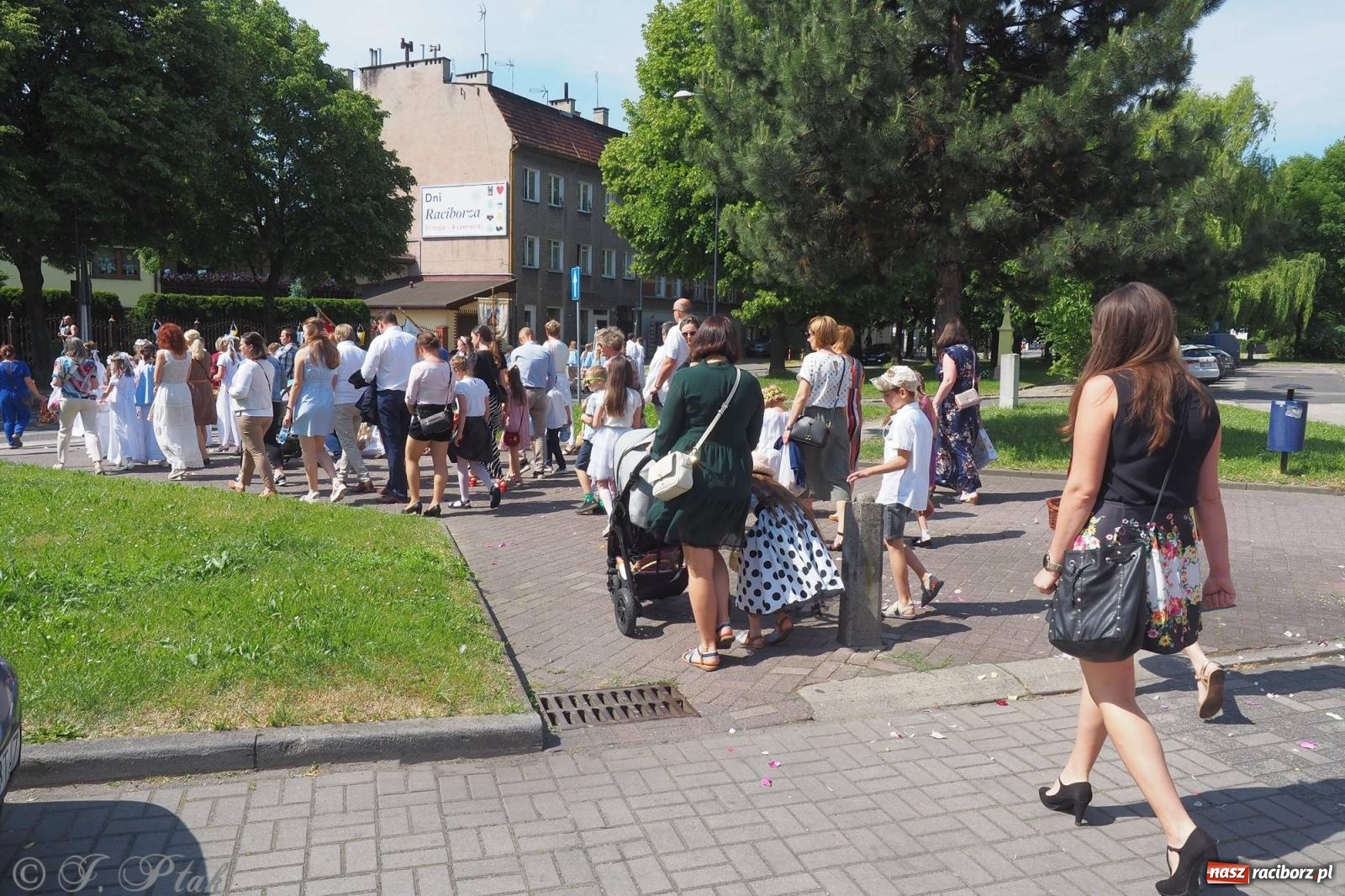 Zdjęcie w galerii na portalu naszraciborz.pl: Procesja Eucharystyczna to forma świadectwa. Boże Ciało w parafii NSPJ [FOTO i WIDEO] wiadomości z regionu