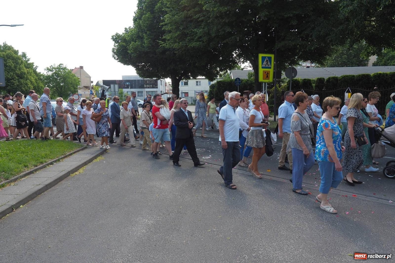 Zdjęcie w galerii na portalu naszraciborz.pl: Procesja Eucharystyczna to forma świadectwa. Boże Ciało w parafii NSPJ [FOTO i WIDEO] wiadomości z regionu