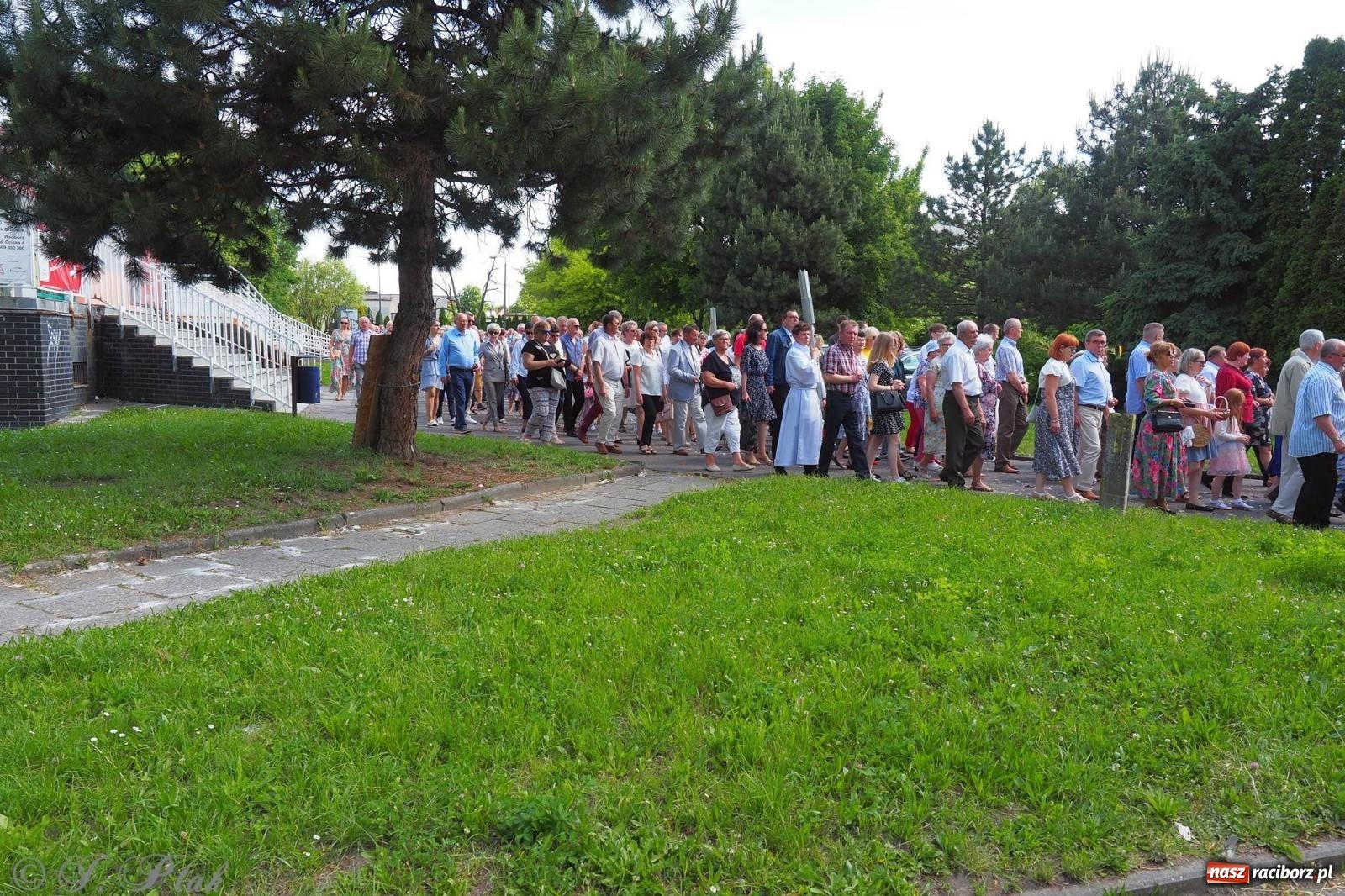 Zdjęcie w galerii na portalu naszraciborz.pl: Procesja Eucharystyczna to forma świadectwa. Boże Ciało w parafii NSPJ [FOTO i WIDEO] wiadomości z regionu