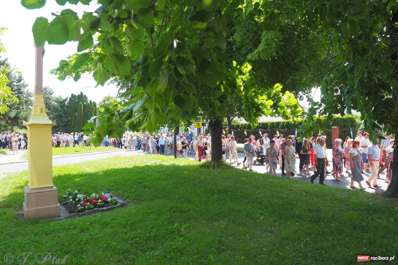 Zdjęcie w galerii na portalu naszraciborz.pl: Procesja Eucharystyczna to forma świadectwa. Boże Ciało w parafii NSPJ [FOTO i WIDEO] wiadomości z regionu