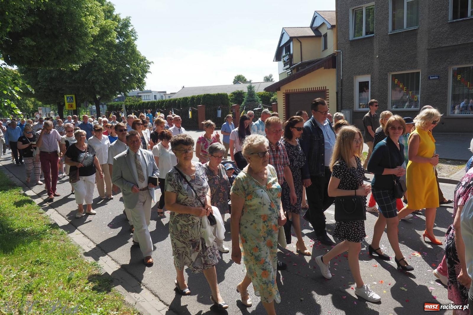 Zdjęcie w galerii na portalu naszraciborz.pl: Procesja Eucharystyczna to forma świadectwa. Boże Ciało w parafii NSPJ [FOTO i WIDEO] wiadomości z regionu