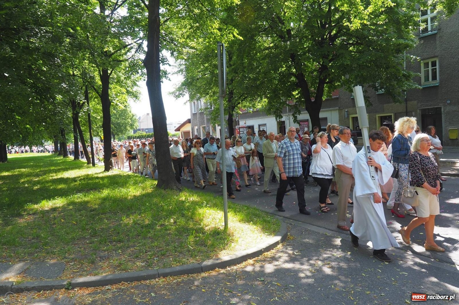 Zdjęcie w galerii na portalu naszraciborz.pl: Procesja Eucharystyczna to forma świadectwa. Boże Ciało w parafii NSPJ [FOTO i WIDEO] wiadomości z regionu