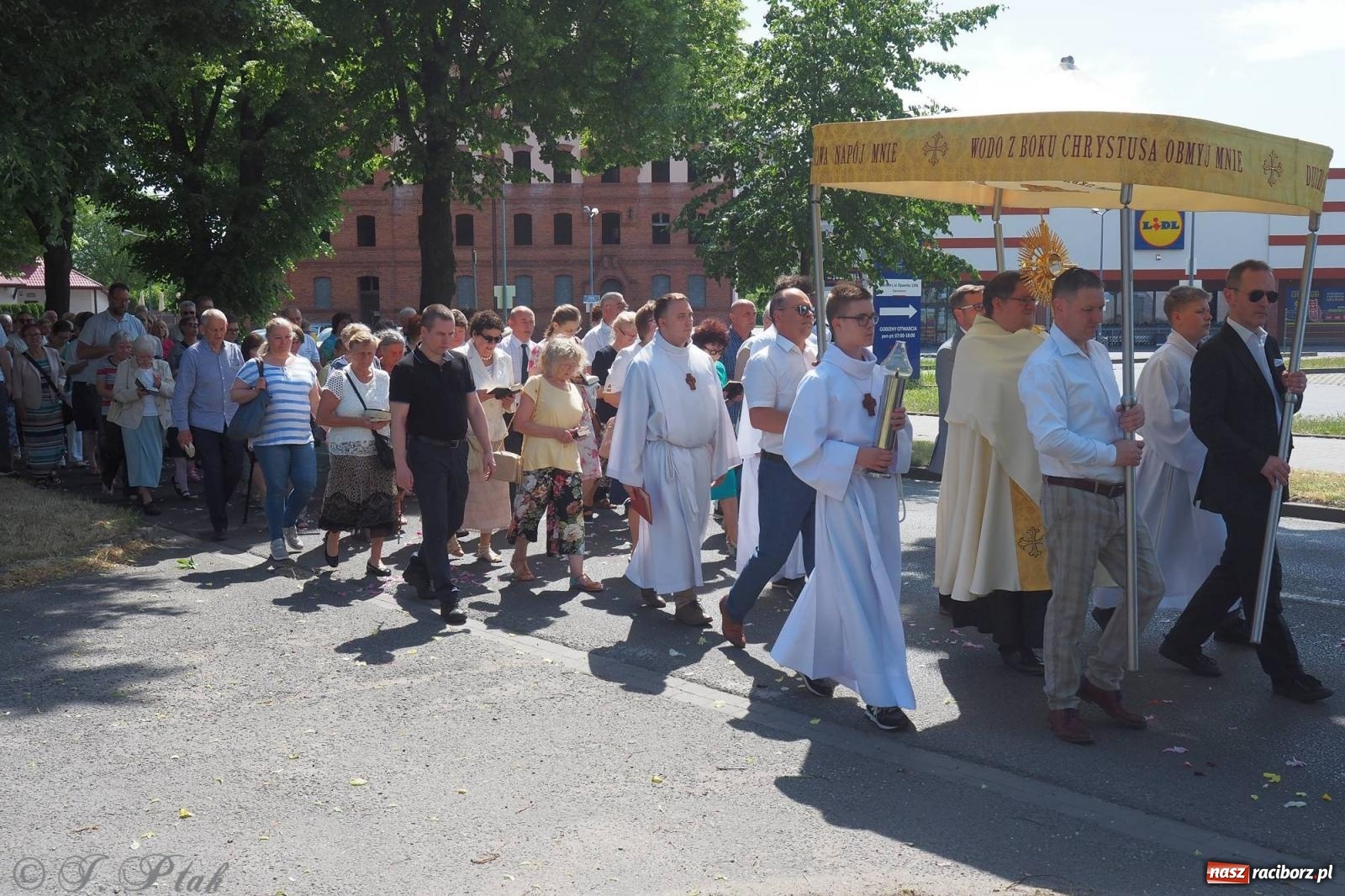 Zdjęcie w galerii na portalu naszraciborz.pl: Procesja Eucharystyczna to forma świadectwa. Boże Ciało w parafii NSPJ [FOTO i WIDEO] wiadomości z regionu