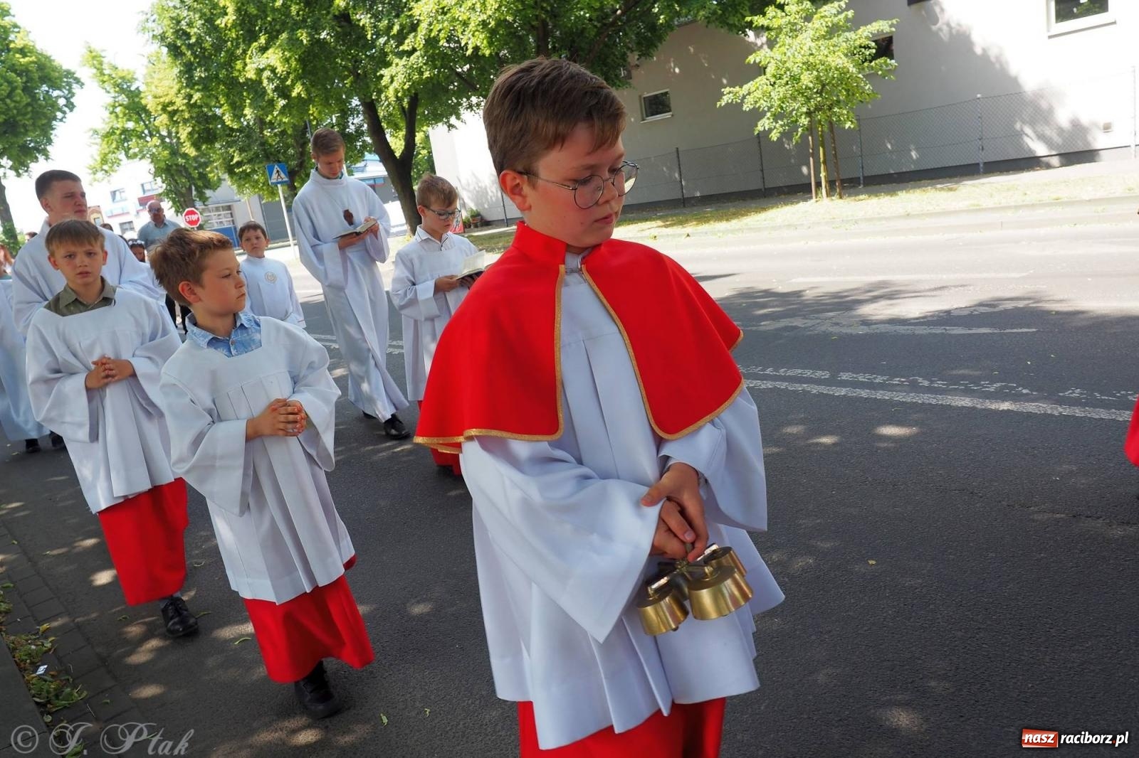 Zdjęcie w galerii na portalu naszraciborz.pl: Procesja Eucharystyczna to forma świadectwa. Boże Ciało w parafii NSPJ [FOTO i WIDEO] wiadomości z regionu