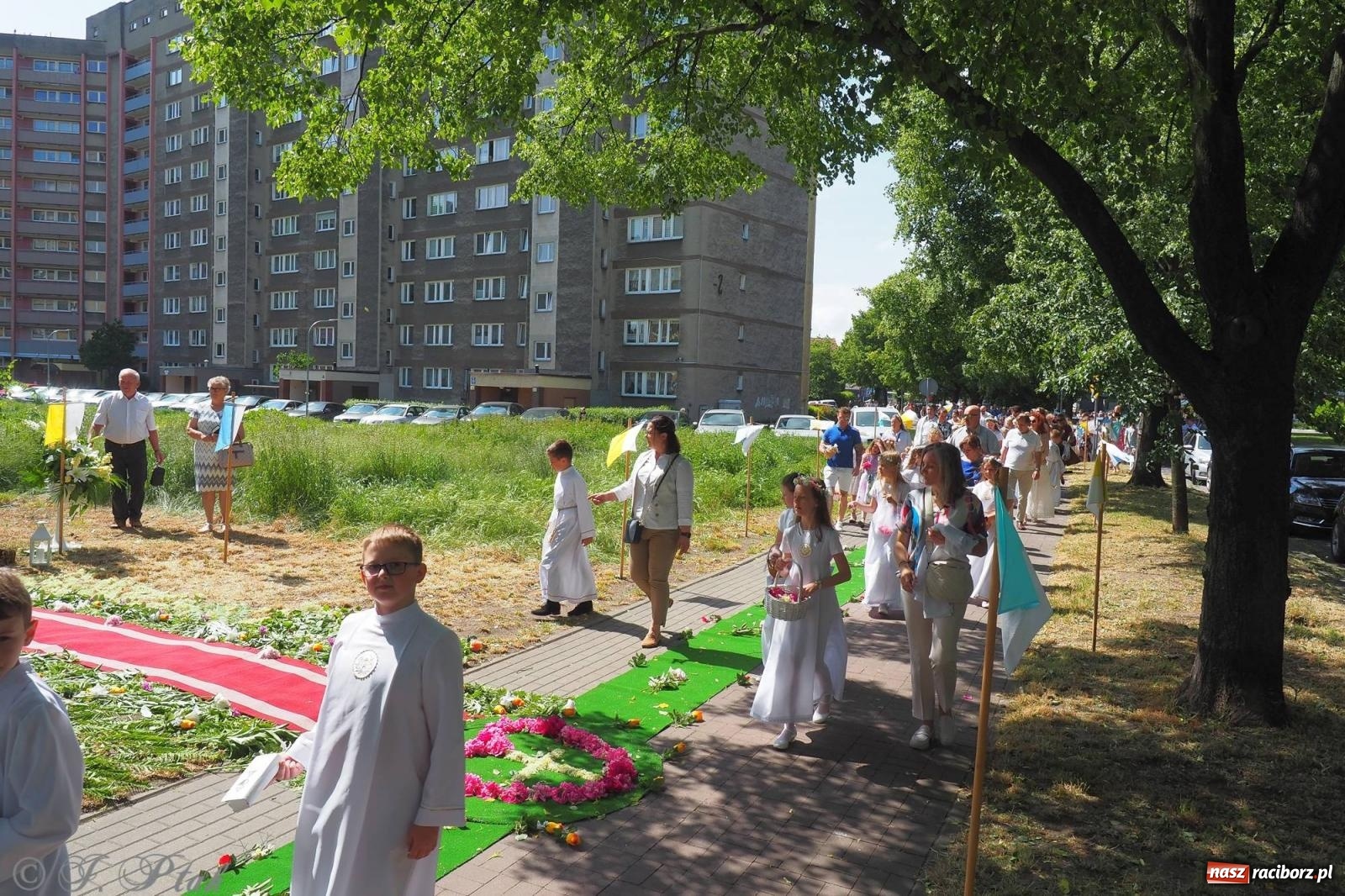 Zdjęcie w galerii na portalu naszraciborz.pl: Procesja Eucharystyczna to forma świadectwa. Boże Ciało w parafii NSPJ [FOTO i WIDEO] wiadomości z regionu
