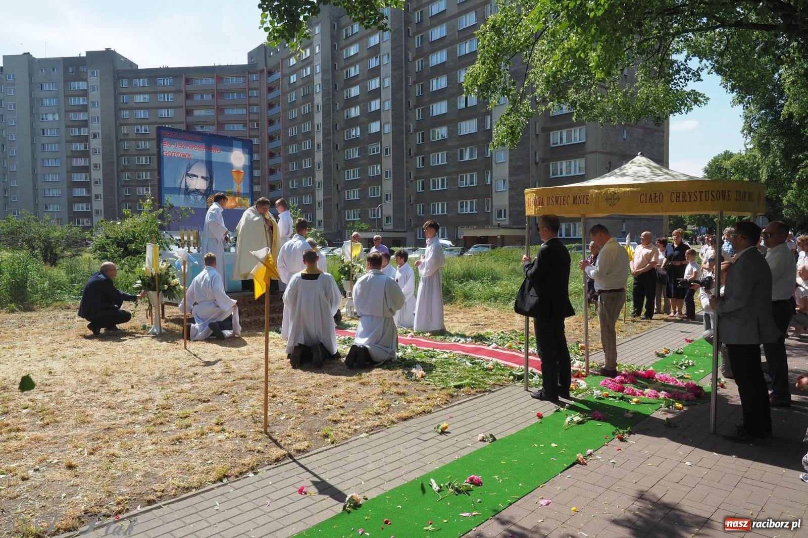 Zdjęcie w galerii na portalu naszraciborz.pl: Procesja Eucharystyczna to forma świadectwa. Boże Ciało w parafii NSPJ [FOTO i WIDEO] wiadomości z regionu