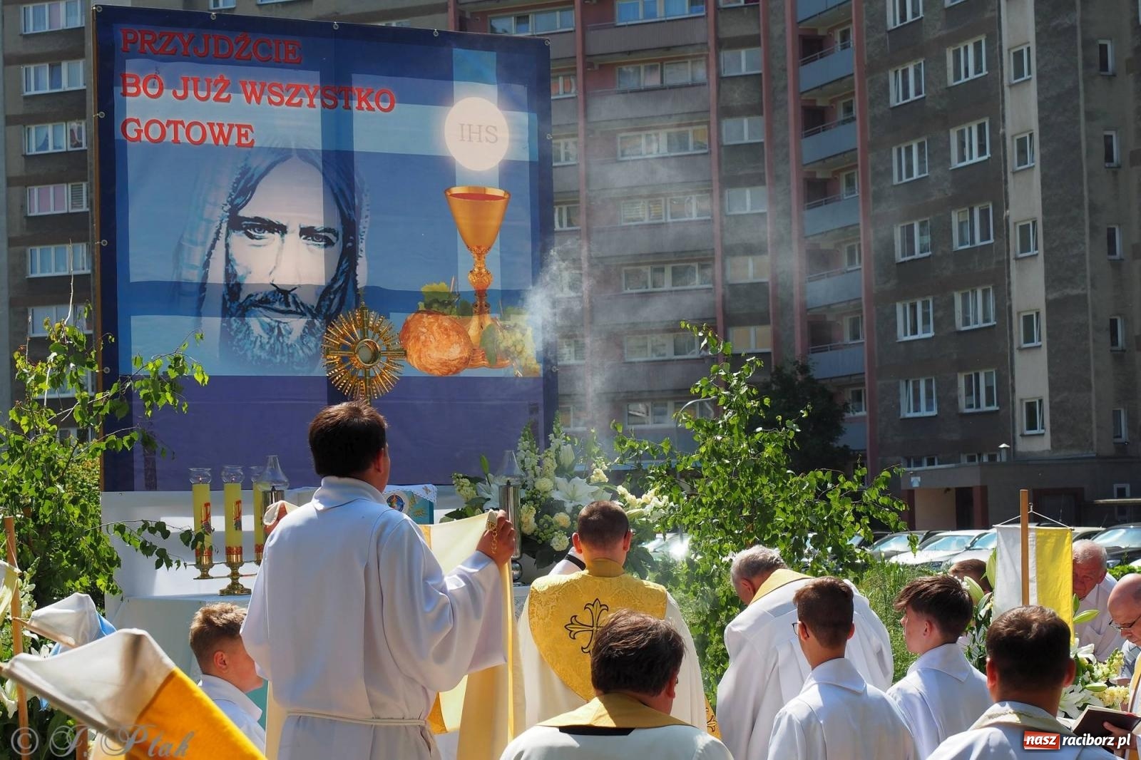 Zdjęcie w galerii na portalu naszraciborz.pl: Procesja Eucharystyczna to forma świadectwa. Boże Ciało w parafii NSPJ [FOTO i WIDEO] wiadomości z regionu